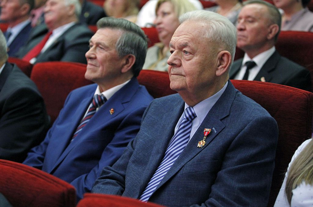 Комсомолу сто лет!