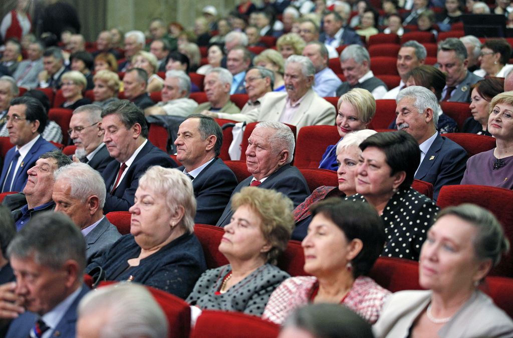 Комсомолу сто лет!