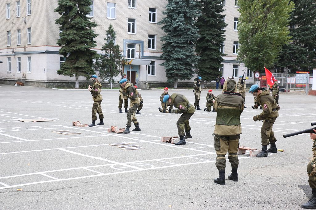 С праздником, разведчики!