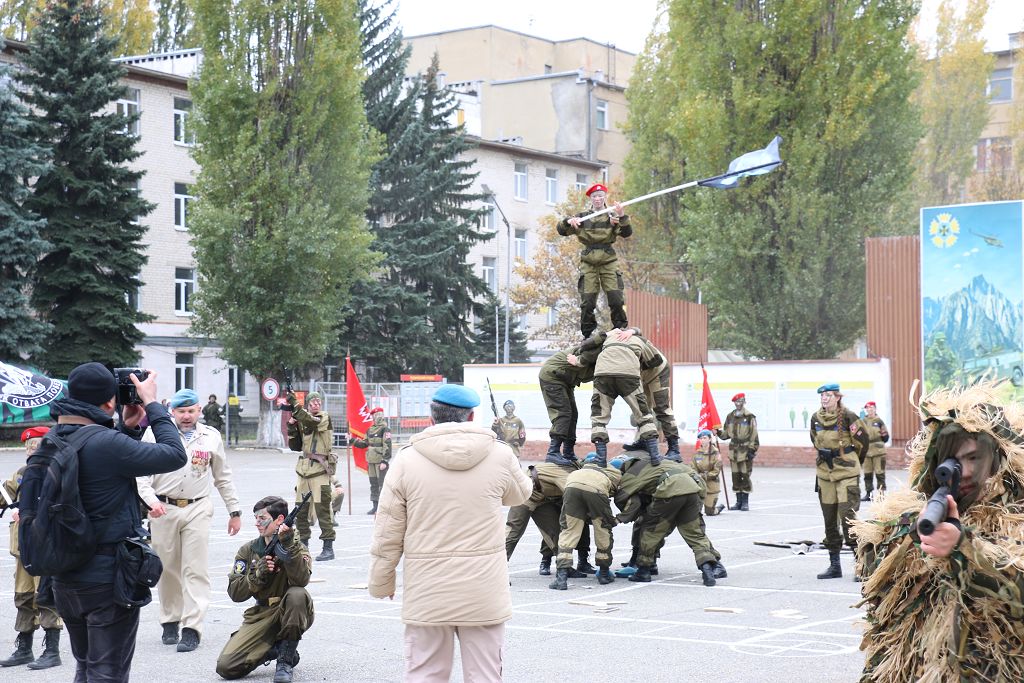 С праздником, разведчики!