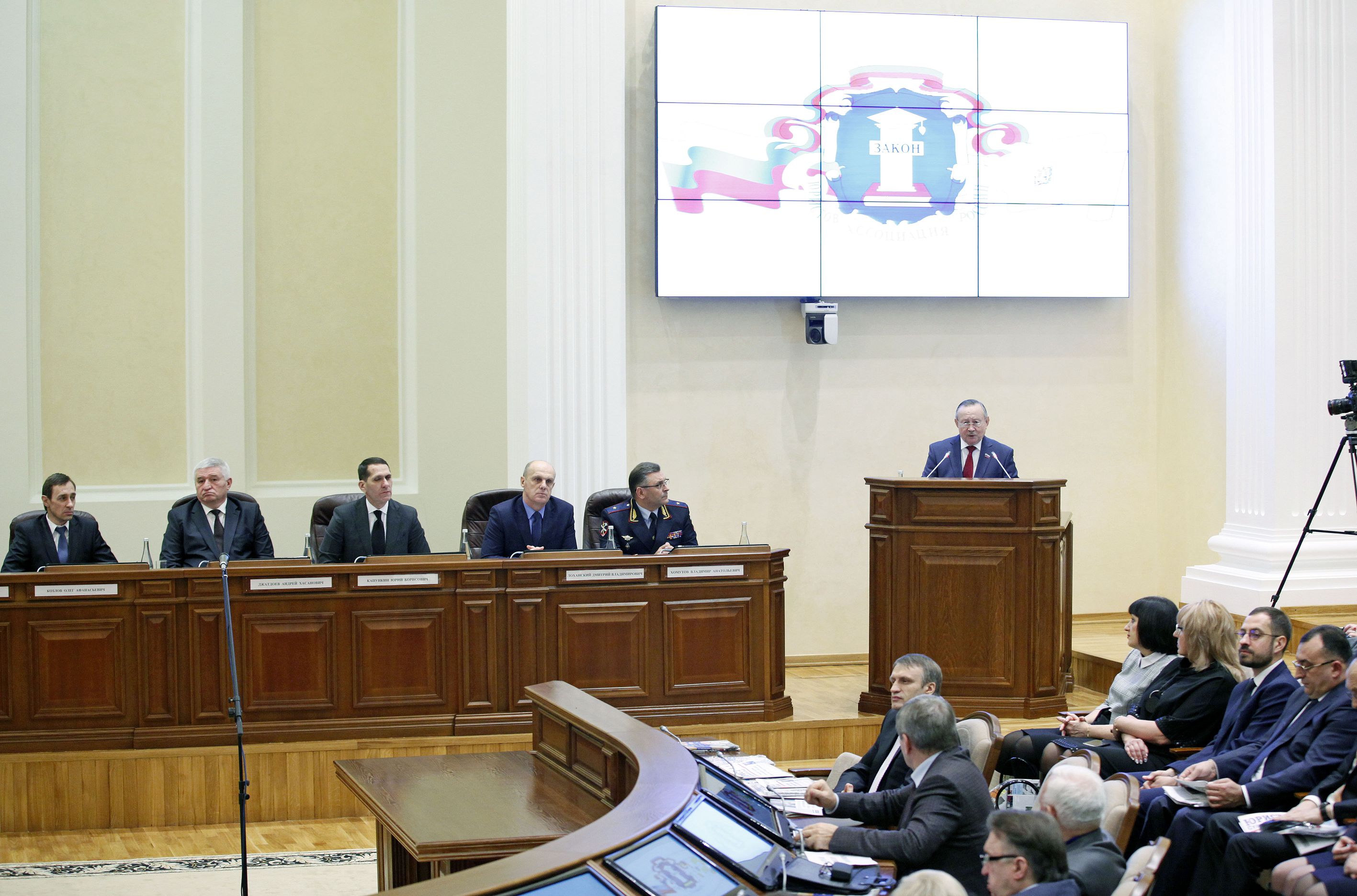 Закон во благо, право в помощь людям