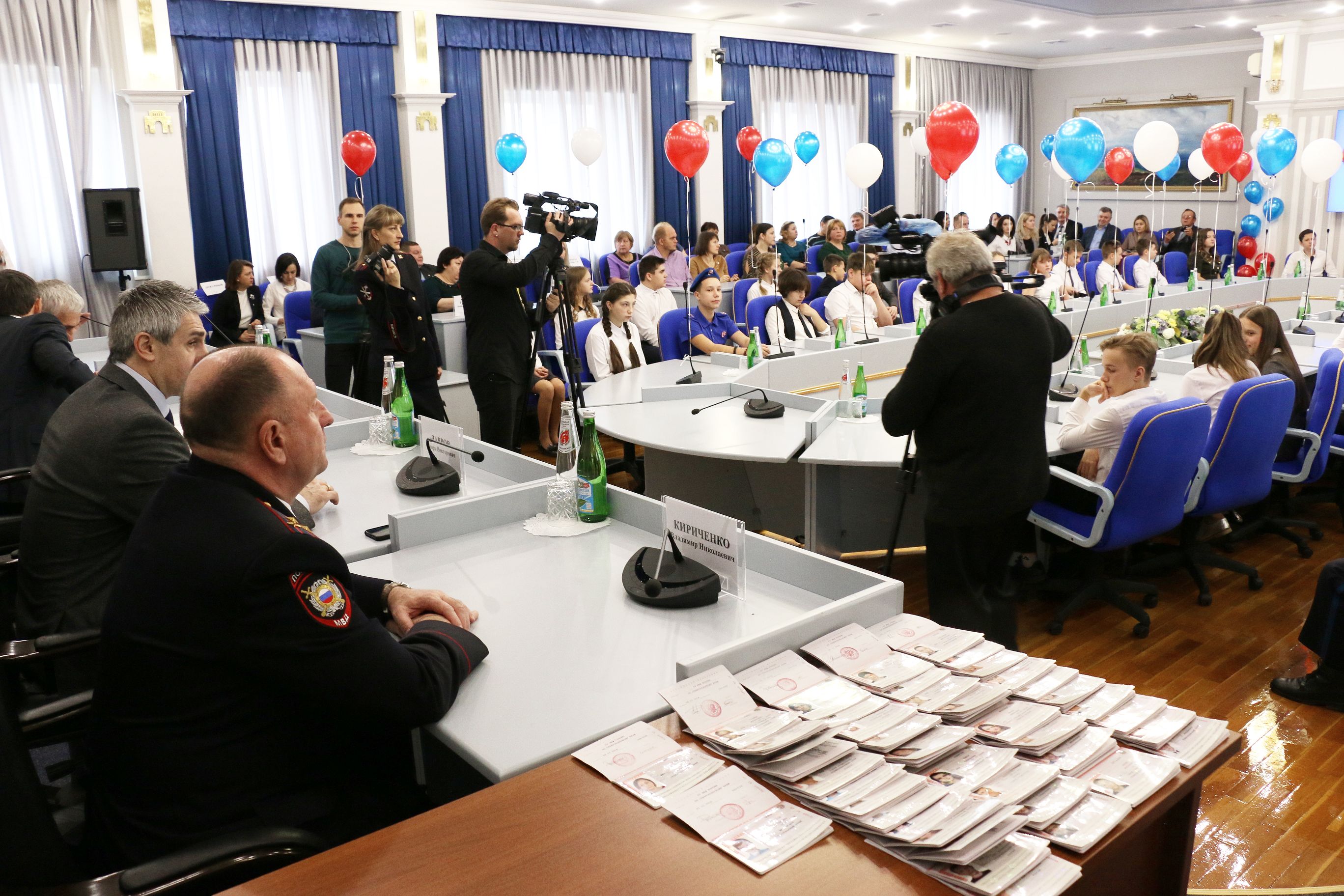 В день 25-й годовщины Конституции Российской Федерации 42 школьника получили паспорта в краевой Думе