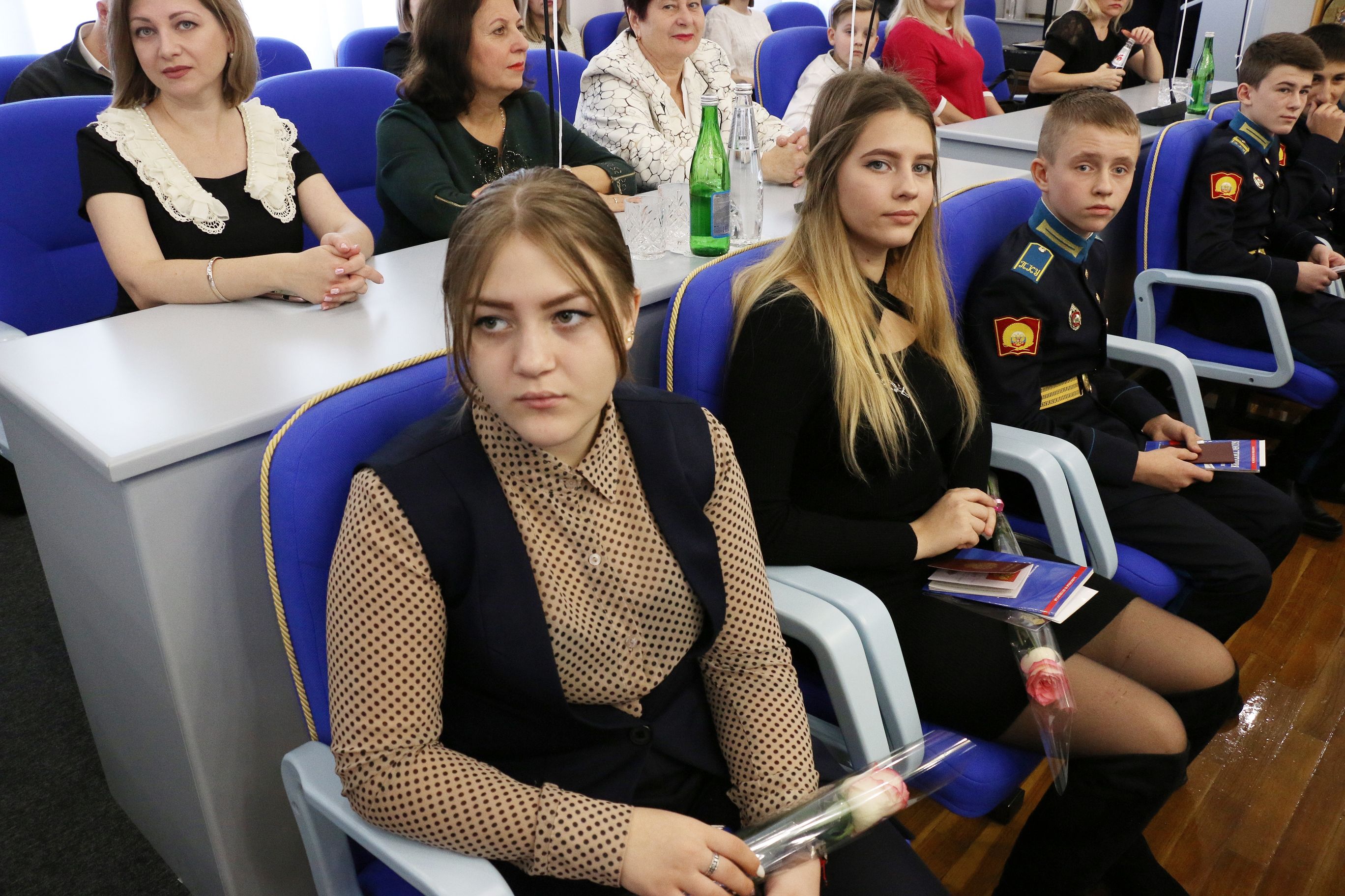 В день 25-й годовщины Конституции Российской Федерации 42 школьника получили паспорта в краевой Думе