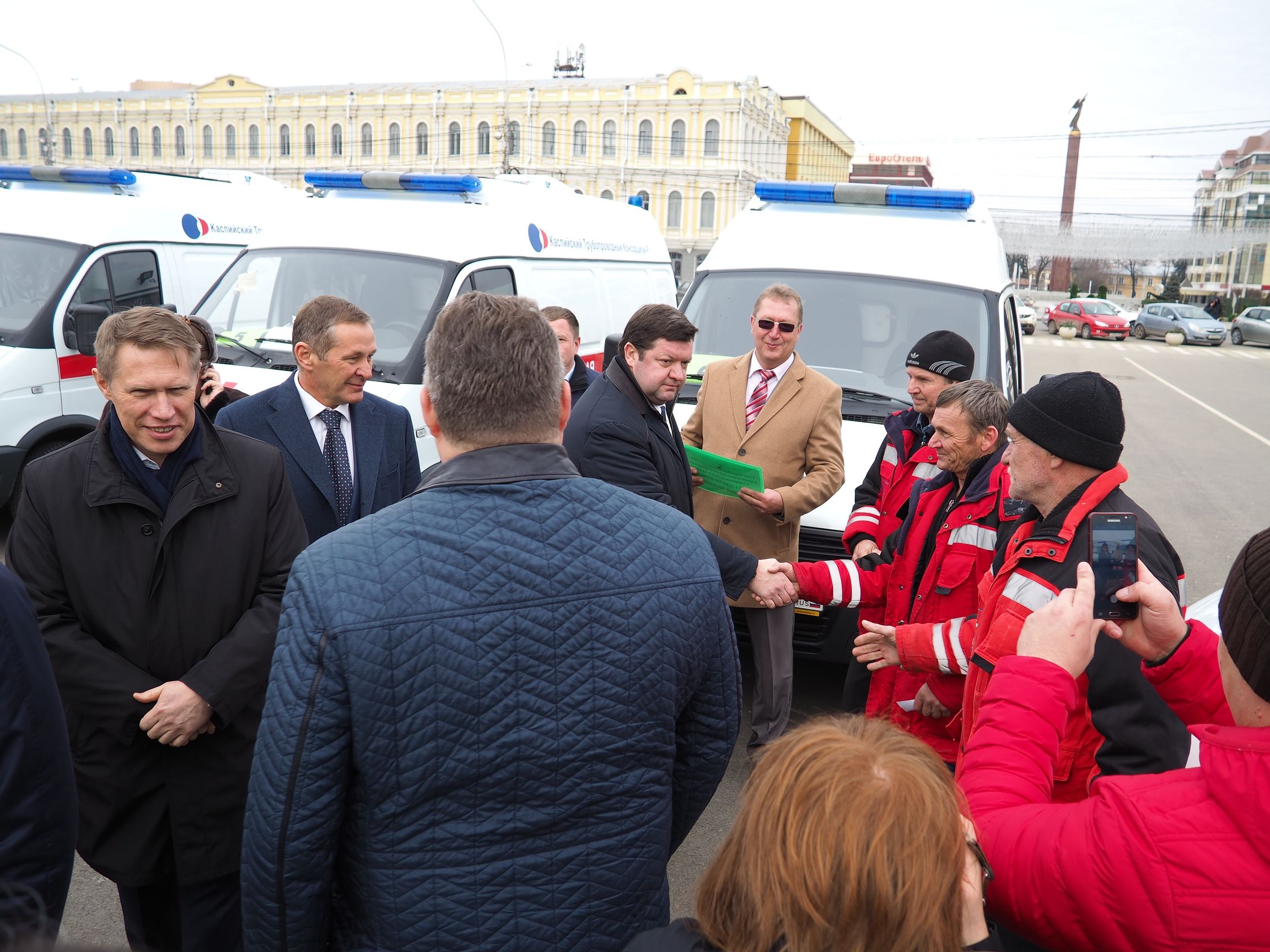 Медучреждения края получили новые автомобили скорой помощи