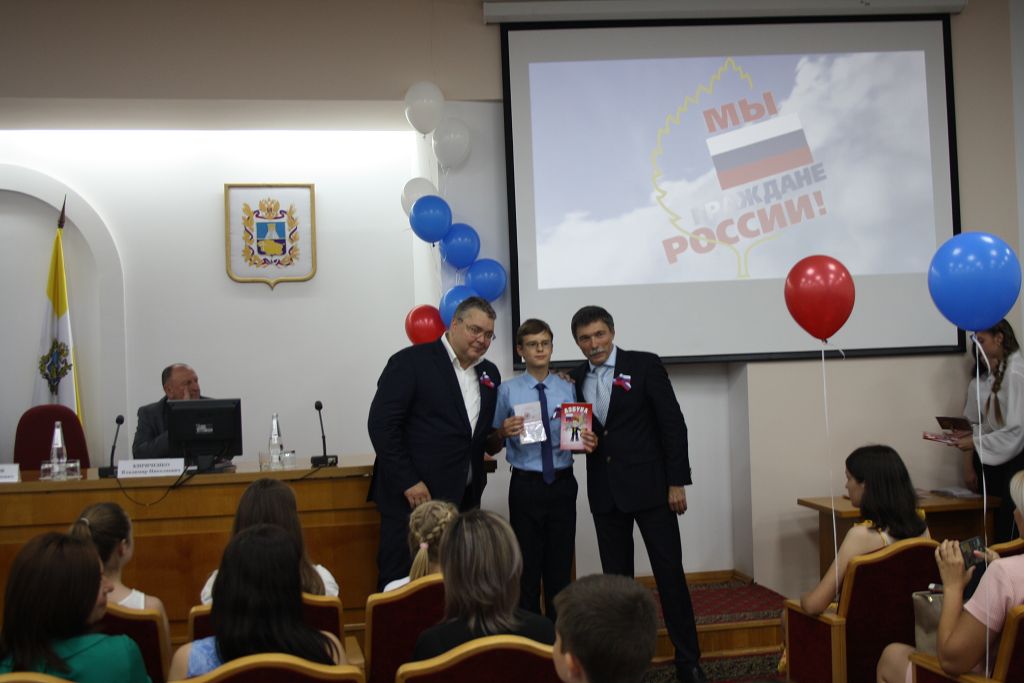 Паспорта в День России