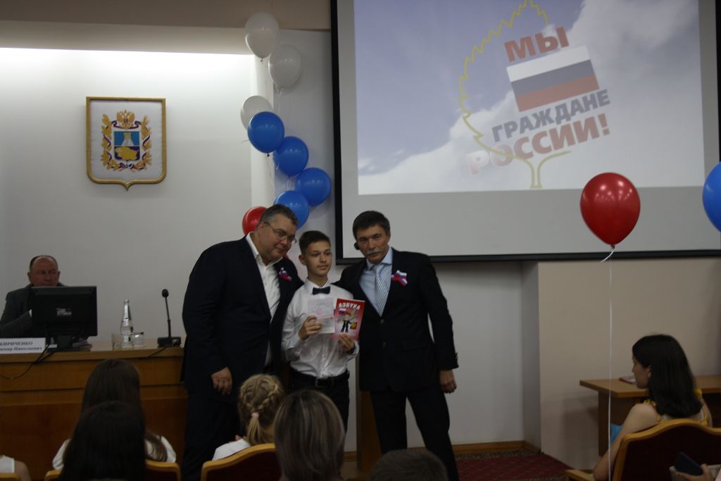 Паспорта в День России