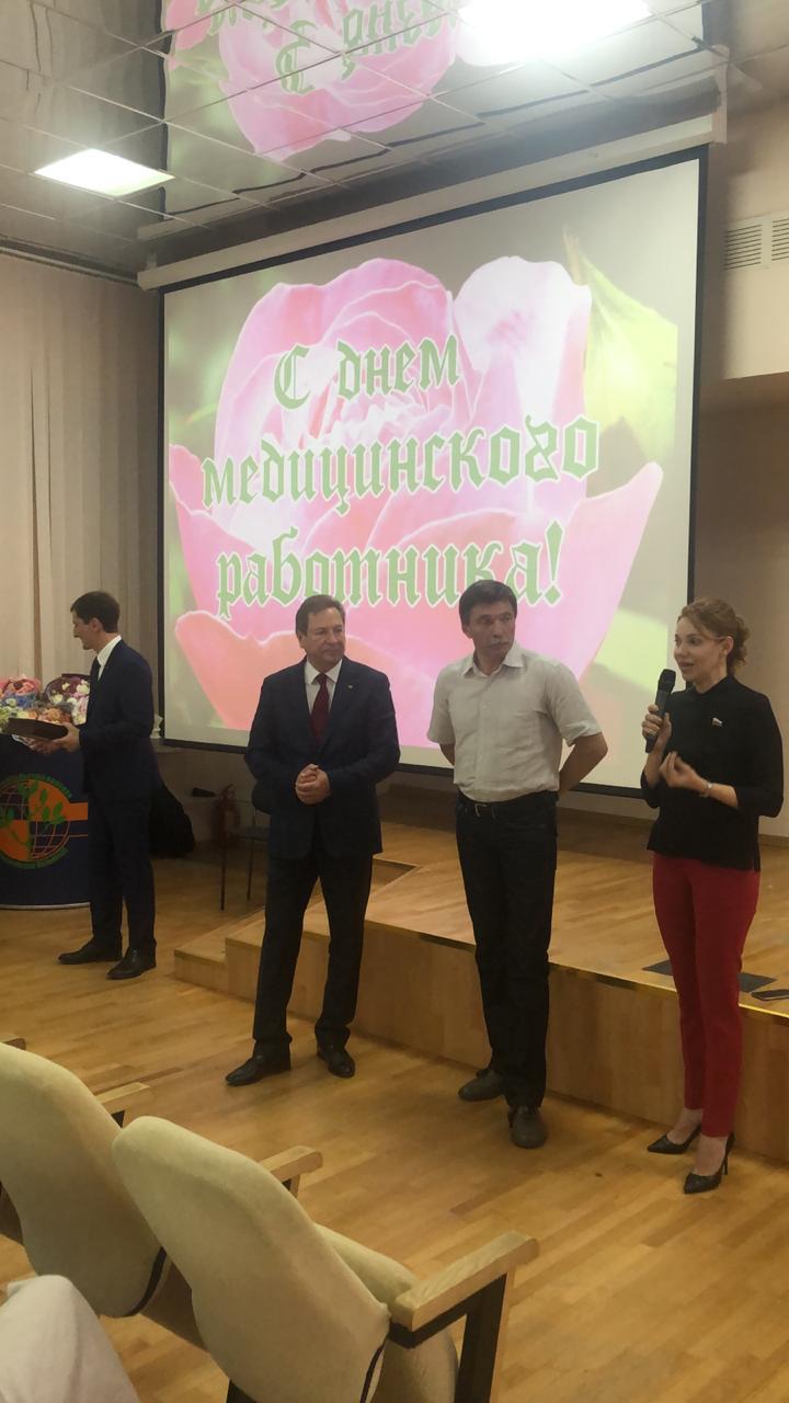 Депутаты поздравили медиков