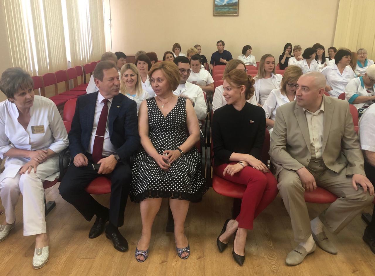 Депутаты поздравили медиков