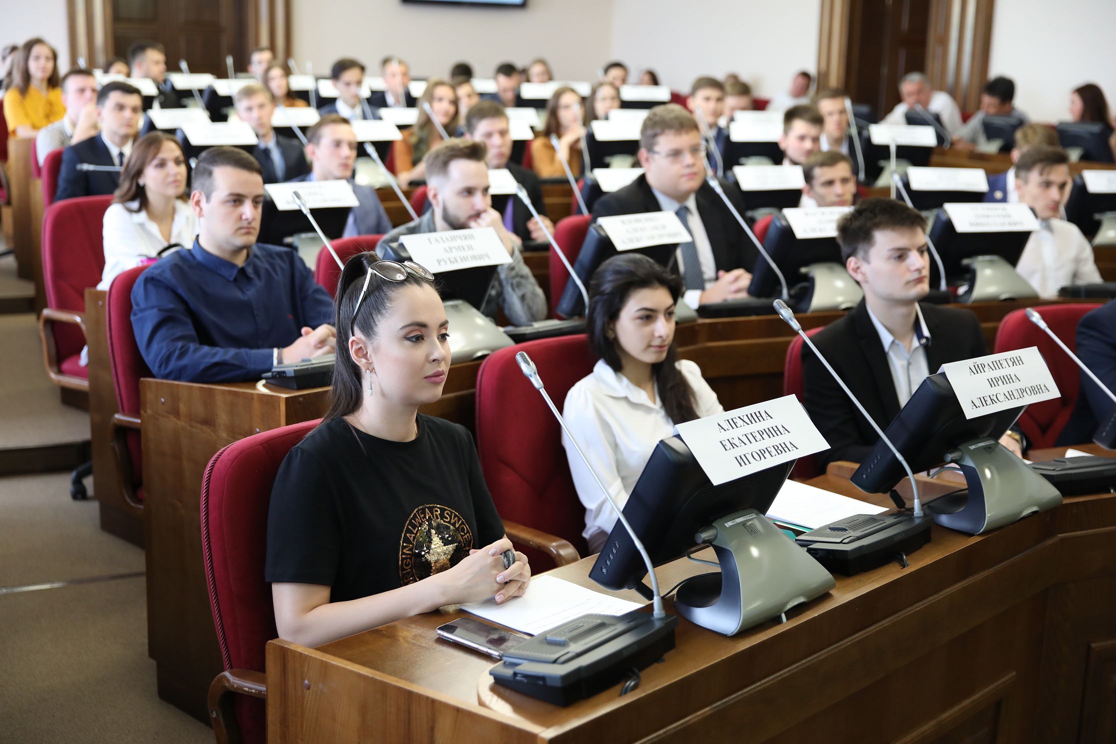 Новый состав Молодежного парламента получил удостоверения