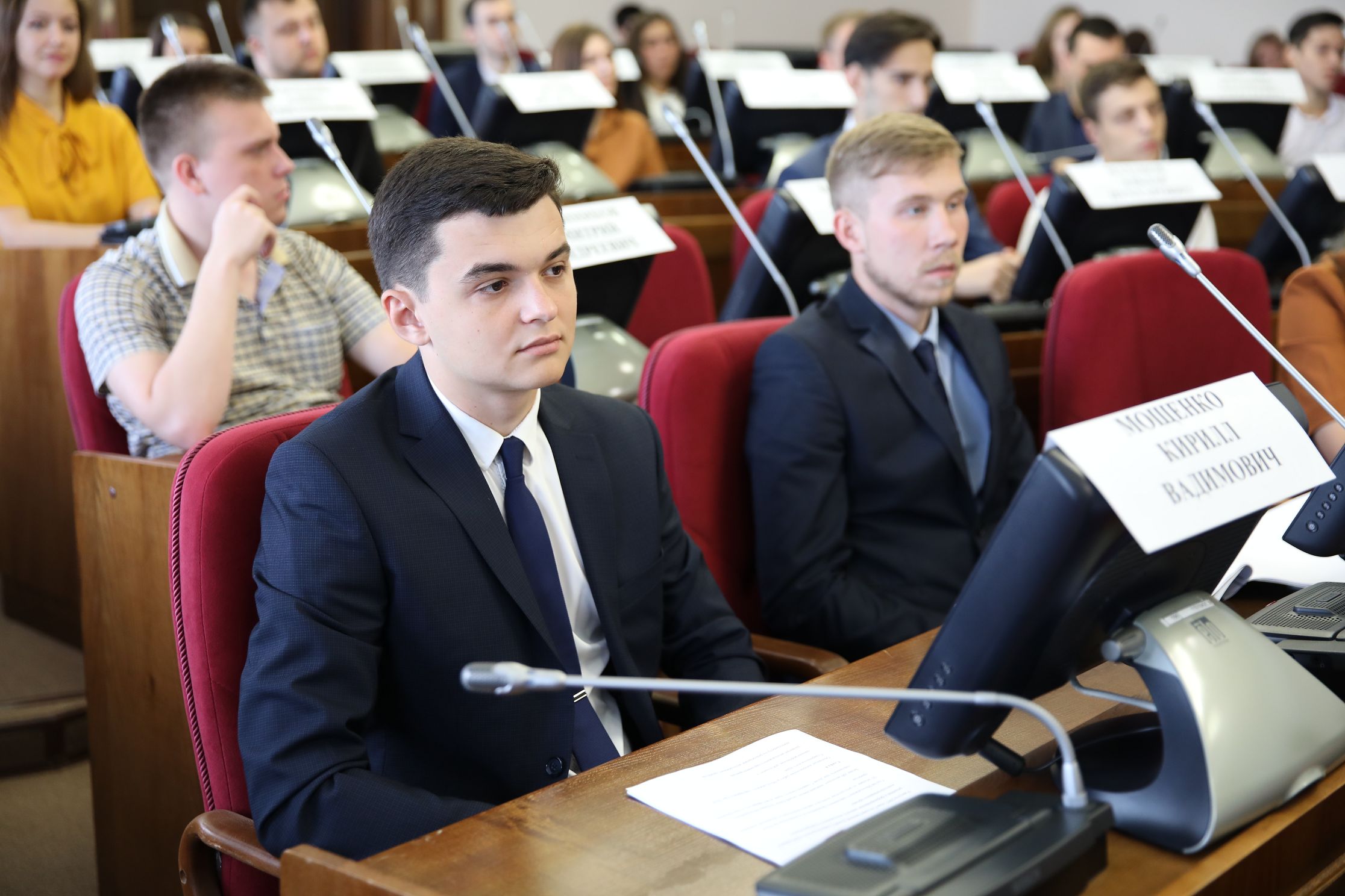 Новый состав Молодежного парламента получил удостоверения