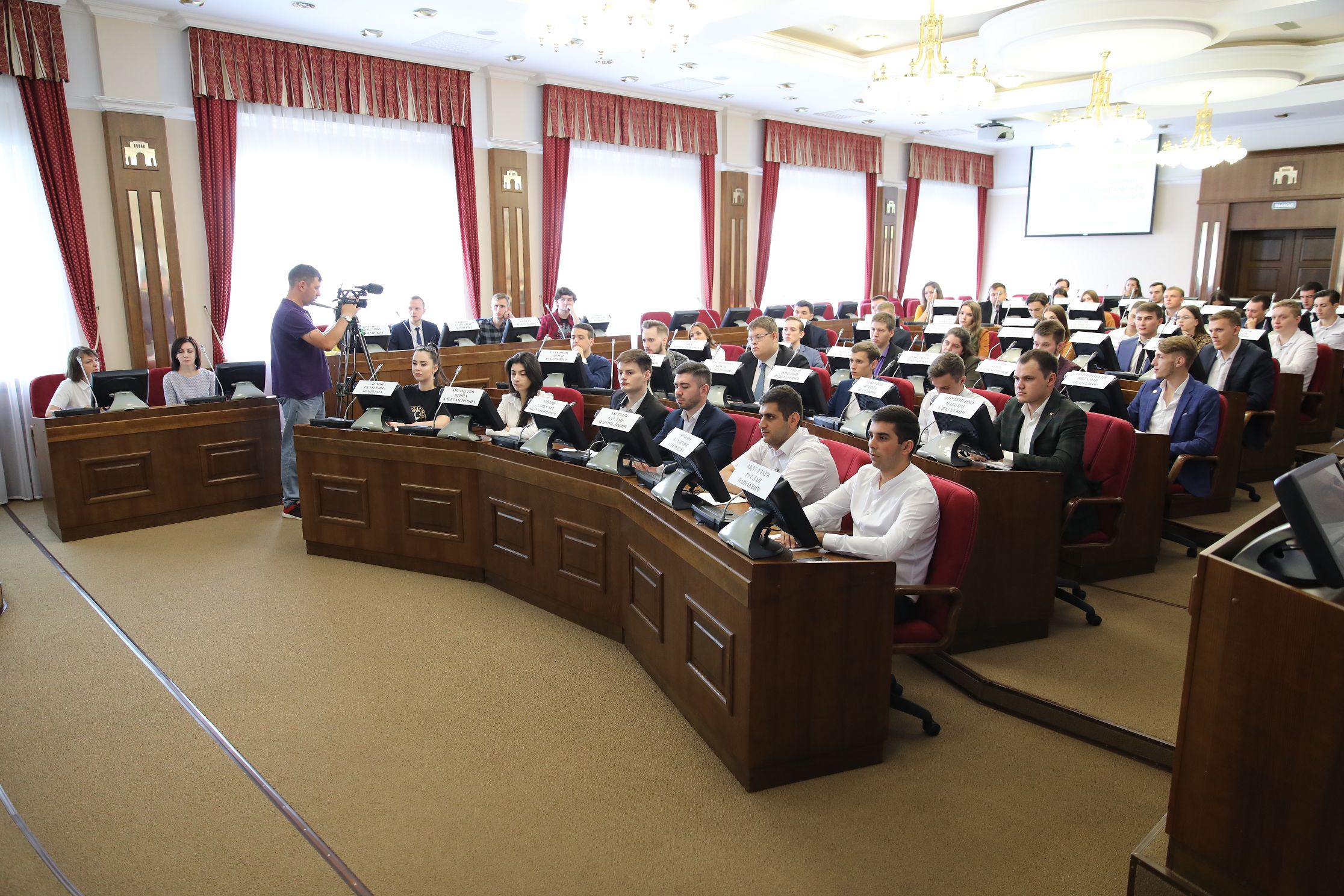 Новый состав Молодежного парламента получил удостоверения