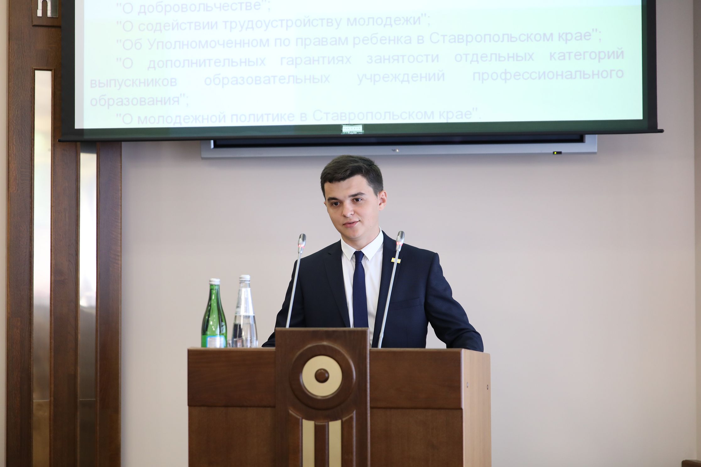 Новый состав Молодежного парламента получил удостоверения