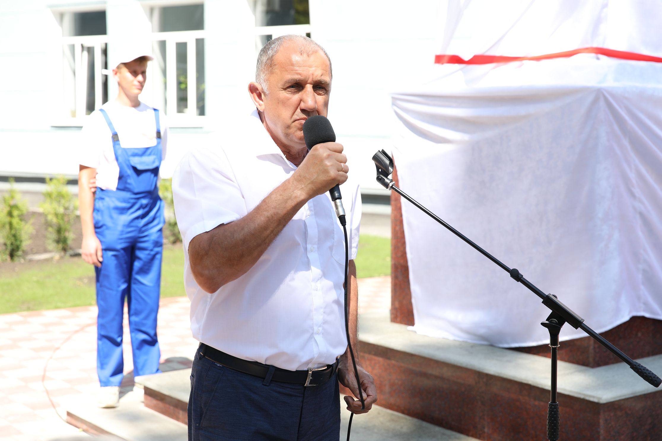 В Ставрополе открыли памятник строителю