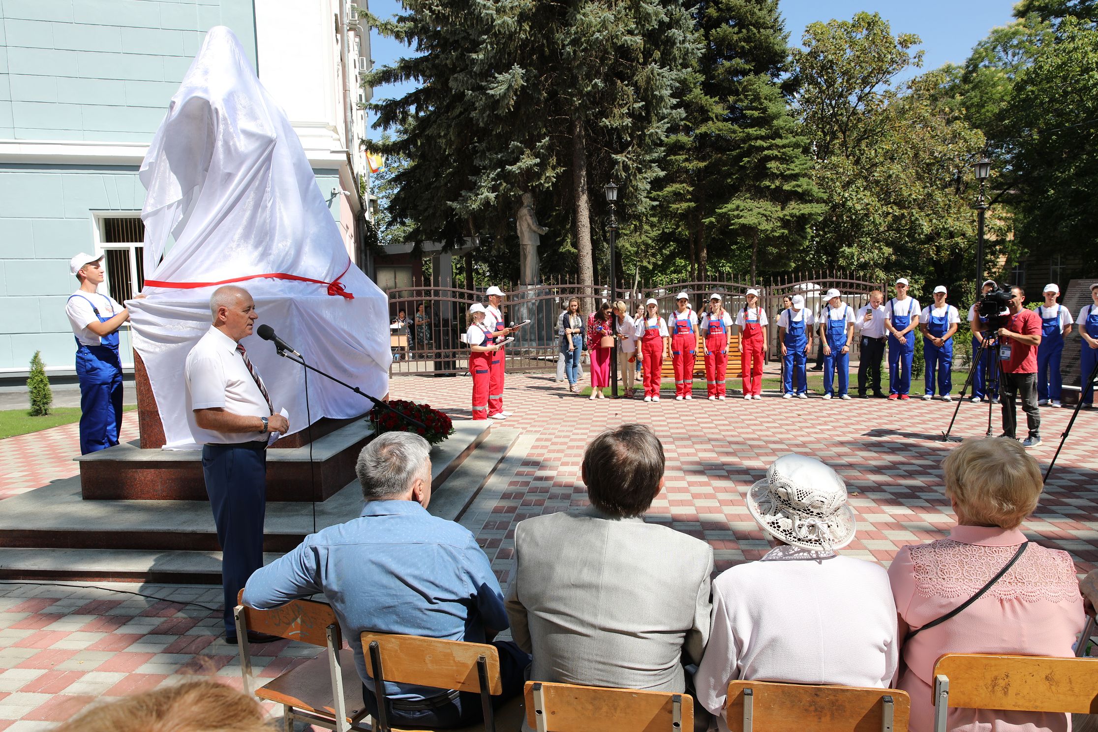 В Ставрополе открыли памятник строителю