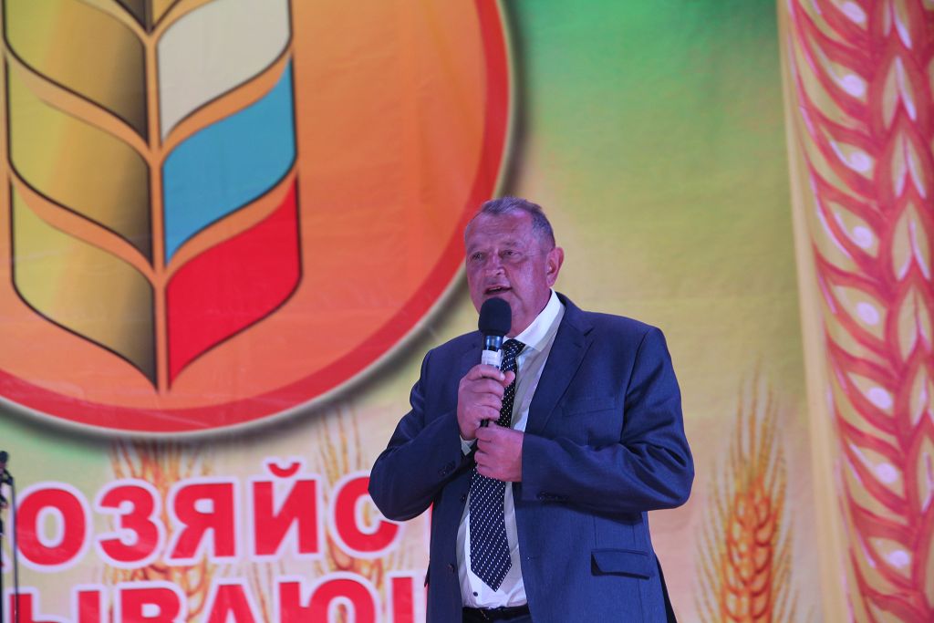 Садами звонкими, хлебами спелыми, гордимся мы своей землей