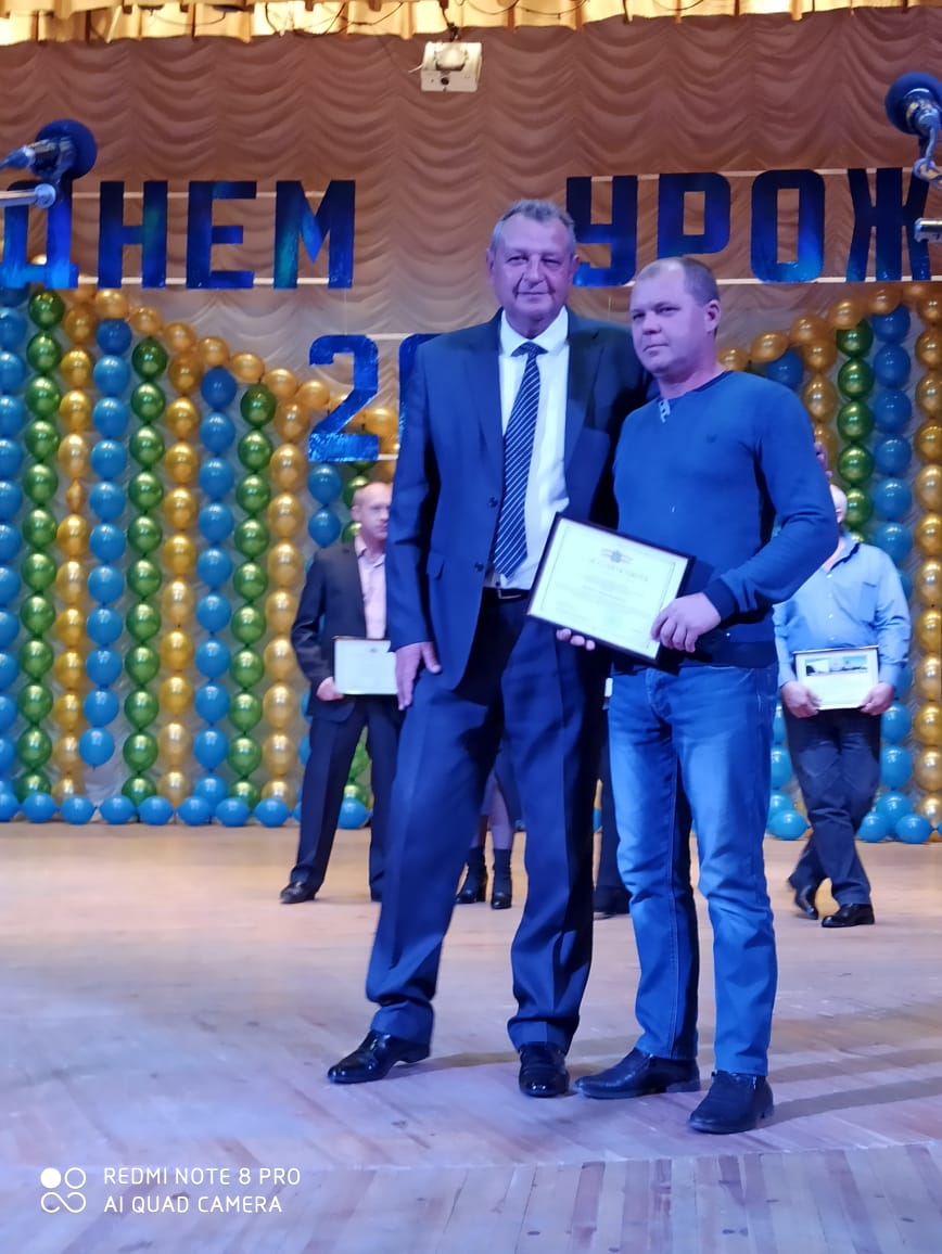 Восславим мы труд, что хлеб наш творит и кормит родимый край