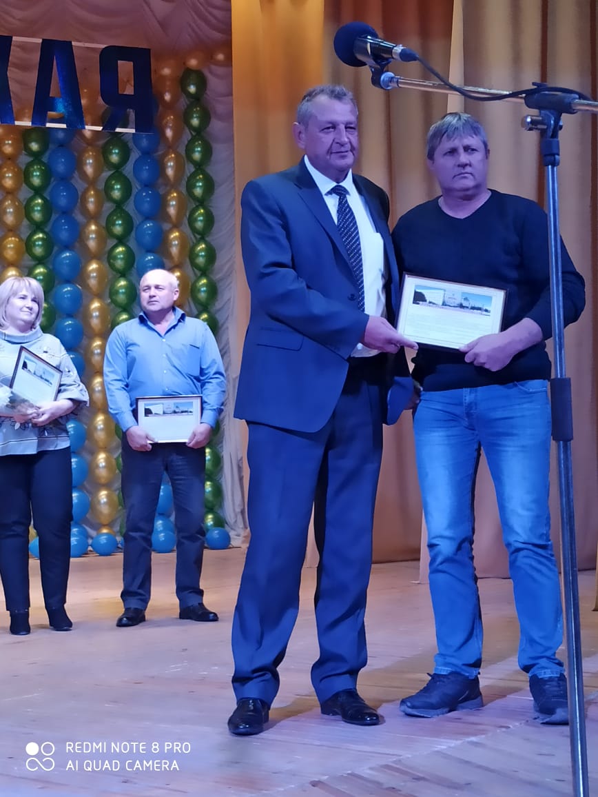 Восславим мы труд, что хлеб наш творит и кормит родимый край