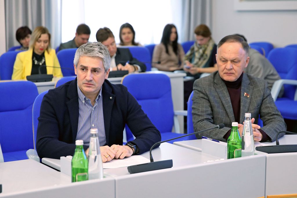 В начале рабочей пятидневки