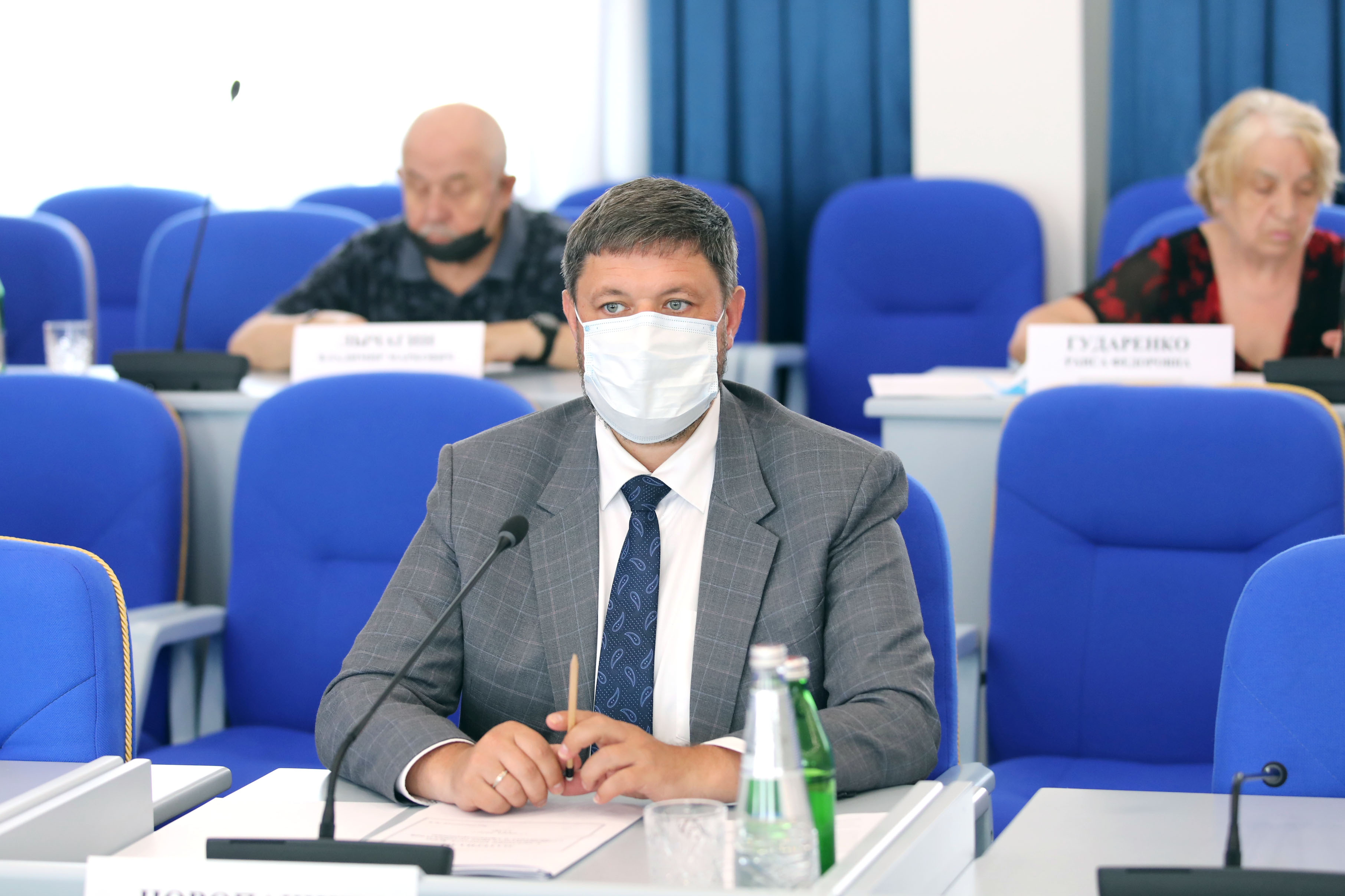 Реализацию мер поддержки медицинских и соцработников в период распространения коронавируса обсудили депутаты