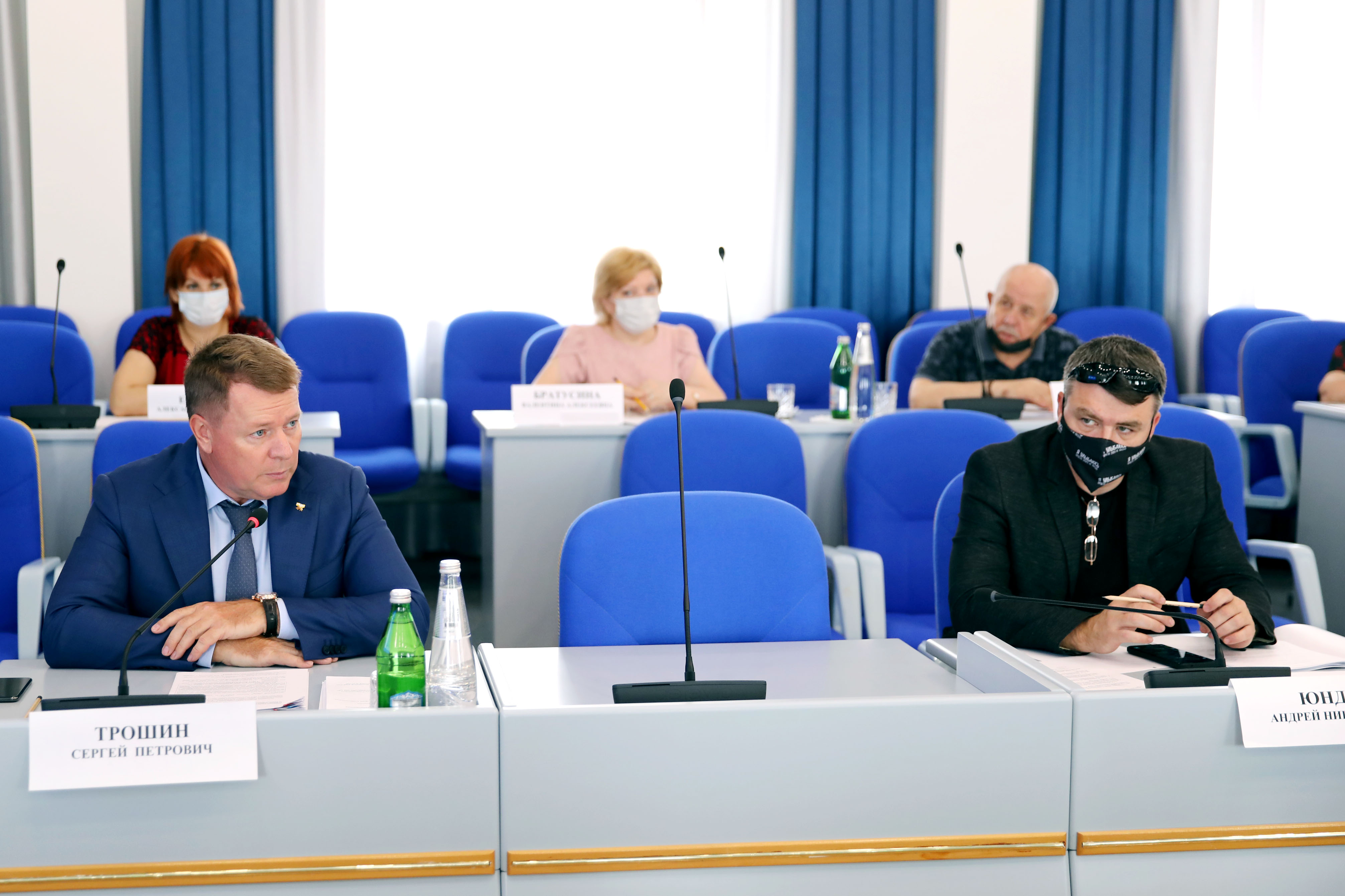 Реализацию мер поддержки медицинских и соцработников в период распространения коронавируса обсудили депутаты
