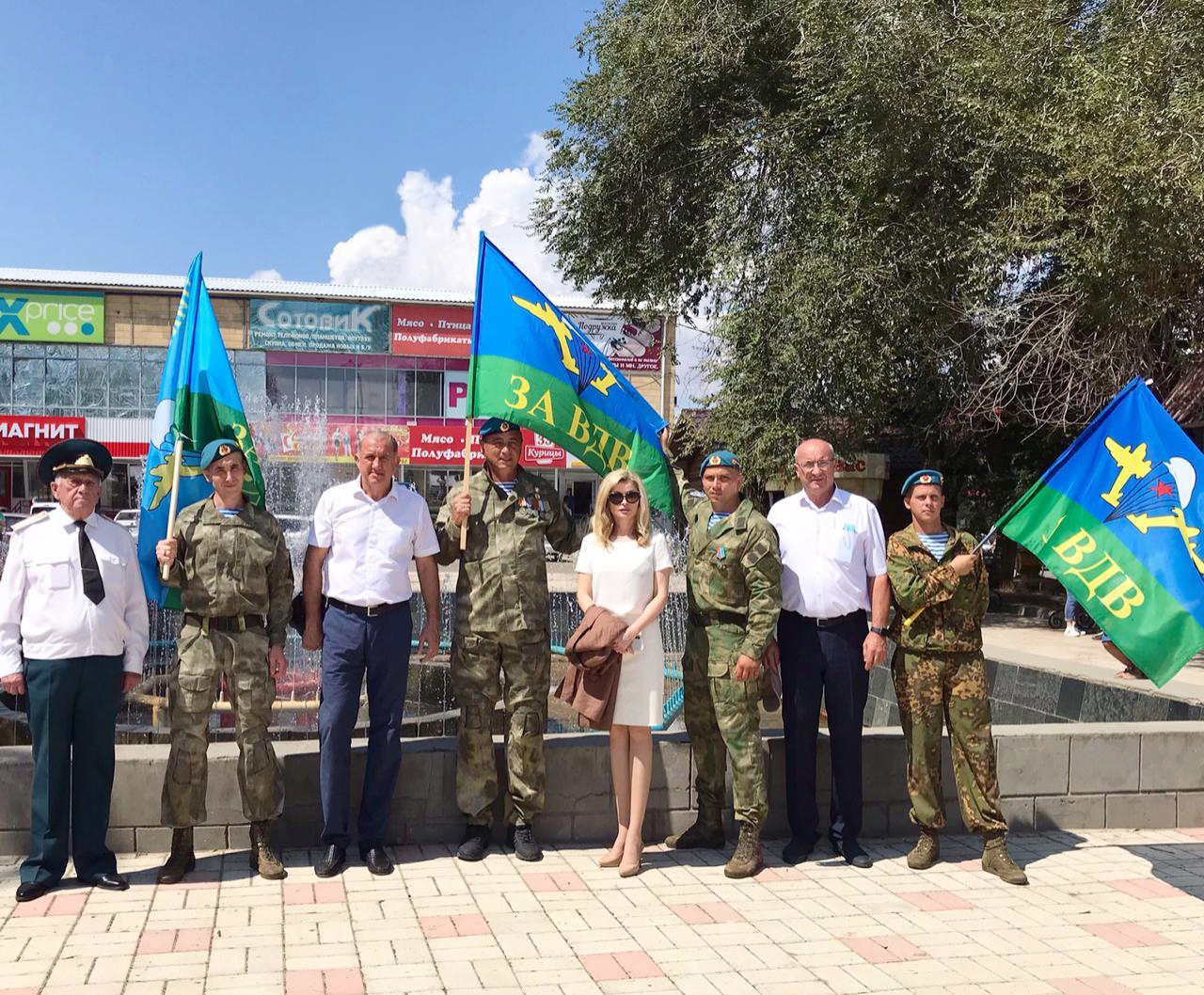 Депутаты Елена Бондаренко и Игорь Андрющенко приняли участие в открытии памятного знака в честь 90-летия Воздушно-десантных войск России
