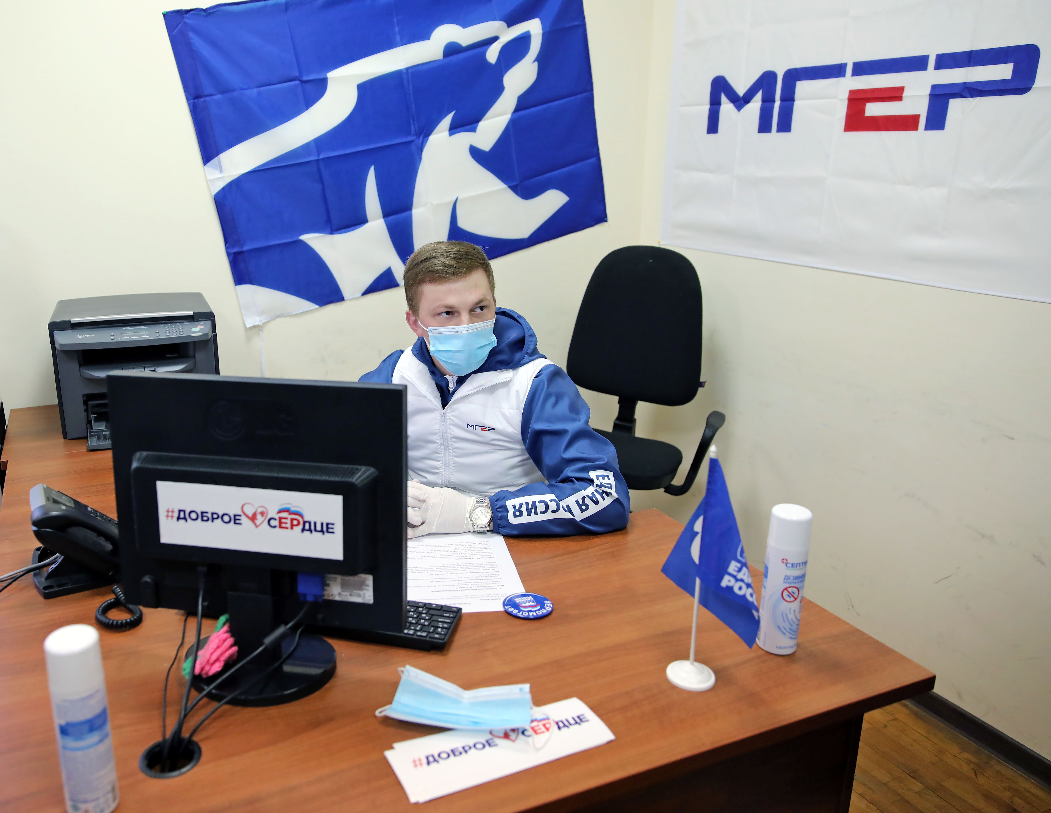 Депутаты организовали дополнительный транспорт для медиков на Ставрополье