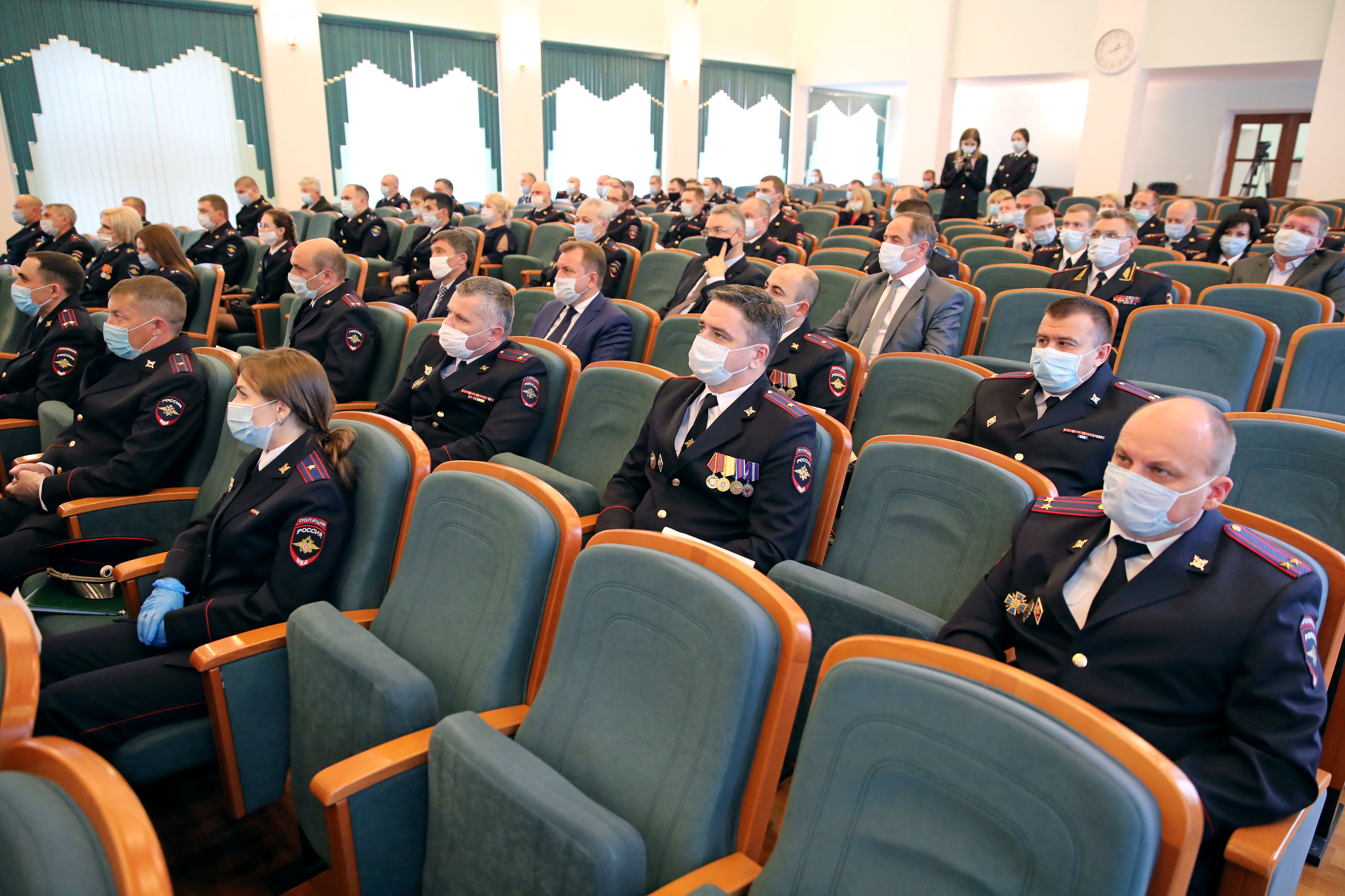 Лучшие сотрудники ОВД региона получили награды Думы края