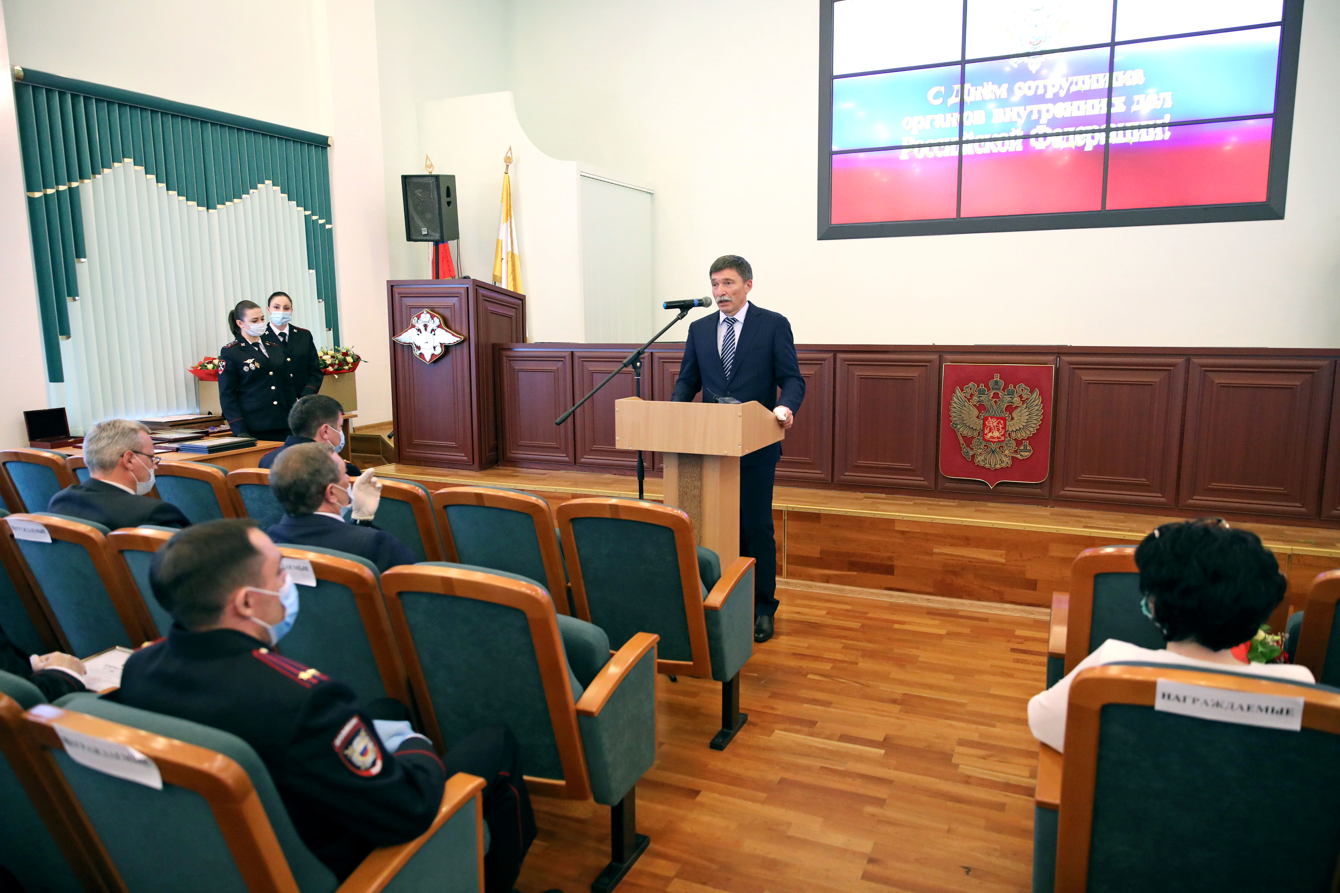 Лучшие сотрудники ОВД региона получили награды Думы края