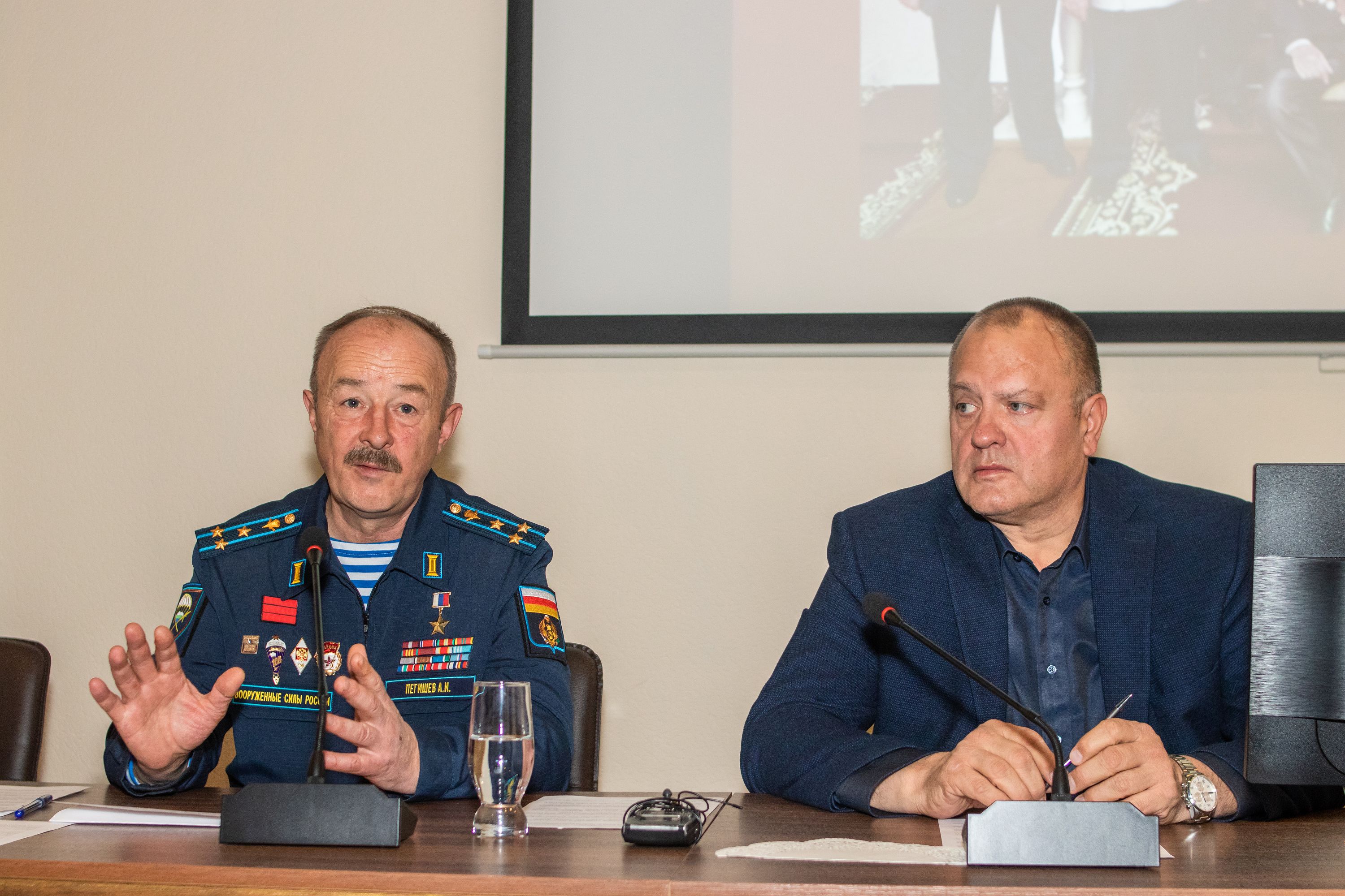 Депутат краевой Думы Сергей Шевелёв организовал круглый стол, посвящённый Дню Героев Отечества