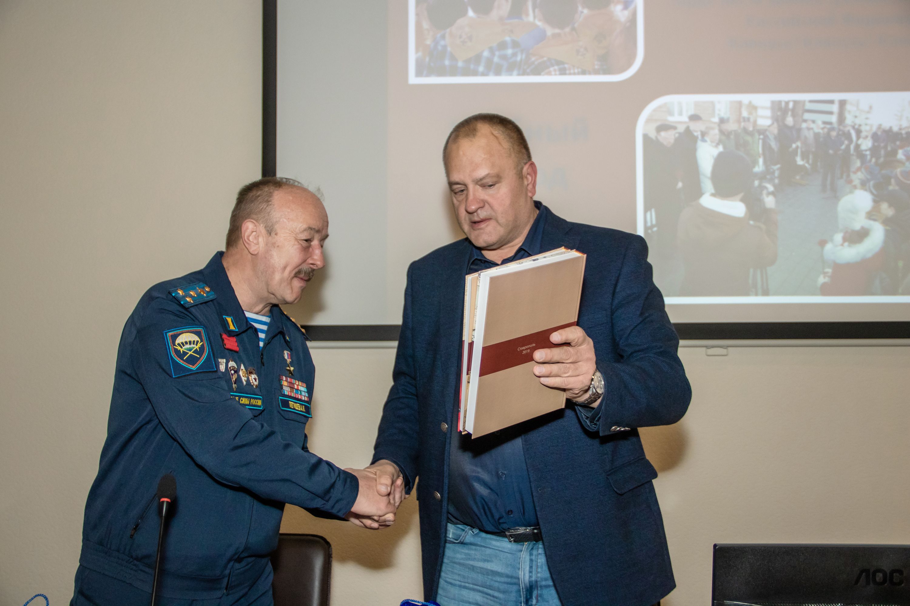 Депутат краевой Думы Сергей Шевелёв организовал круглый стол, посвящённый Дню Героев Отечества