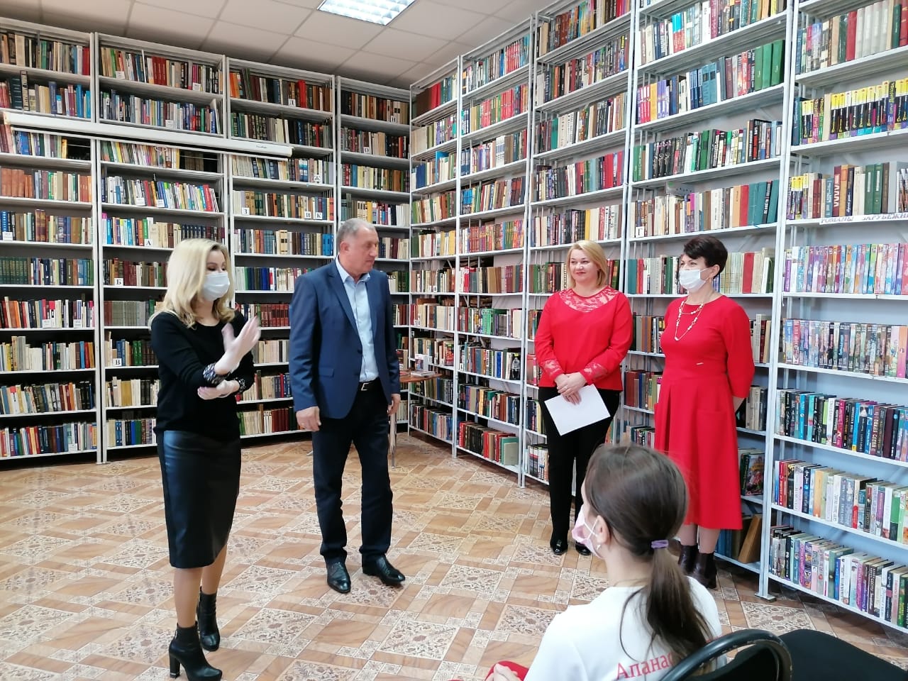 Педагоги Апанасенковского округа получили награды от депутатов