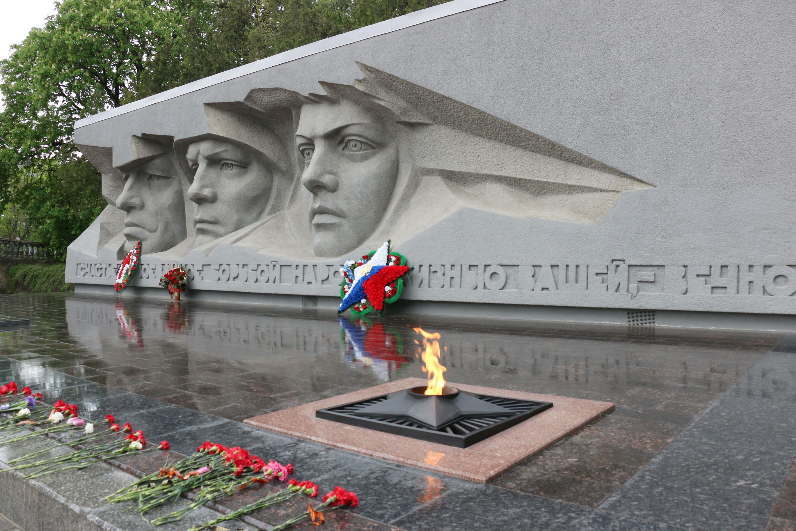 В День Победы краевые депутаты возложили цветы к мемориалу «Огонь вечной Славы»