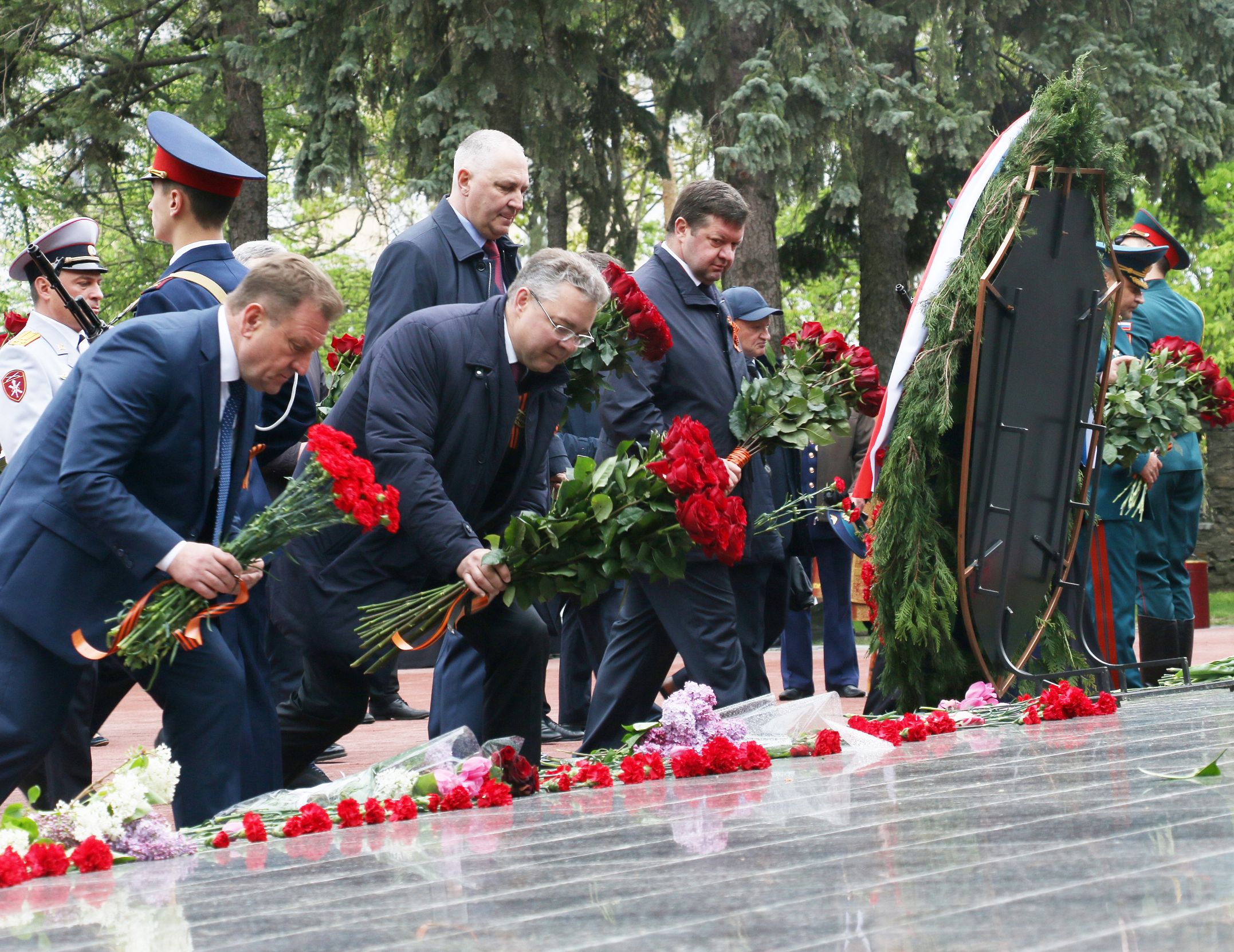 В День Победы краевые депутаты возложили цветы к мемориалу «Огонь вечной Славы»