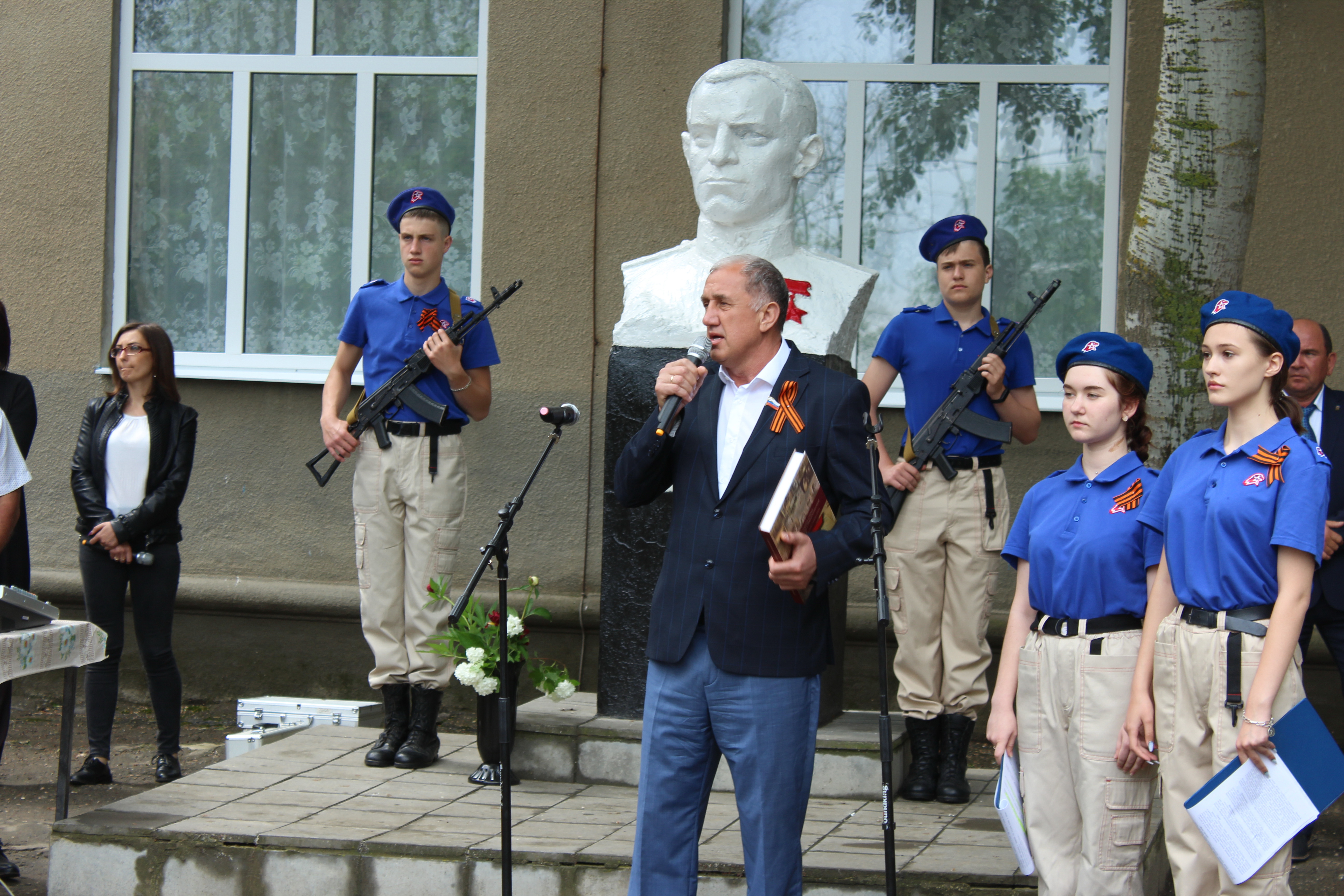 В Туркменском округе появилась мемориальная доска в честь героя-земляка Ивана Барсукова