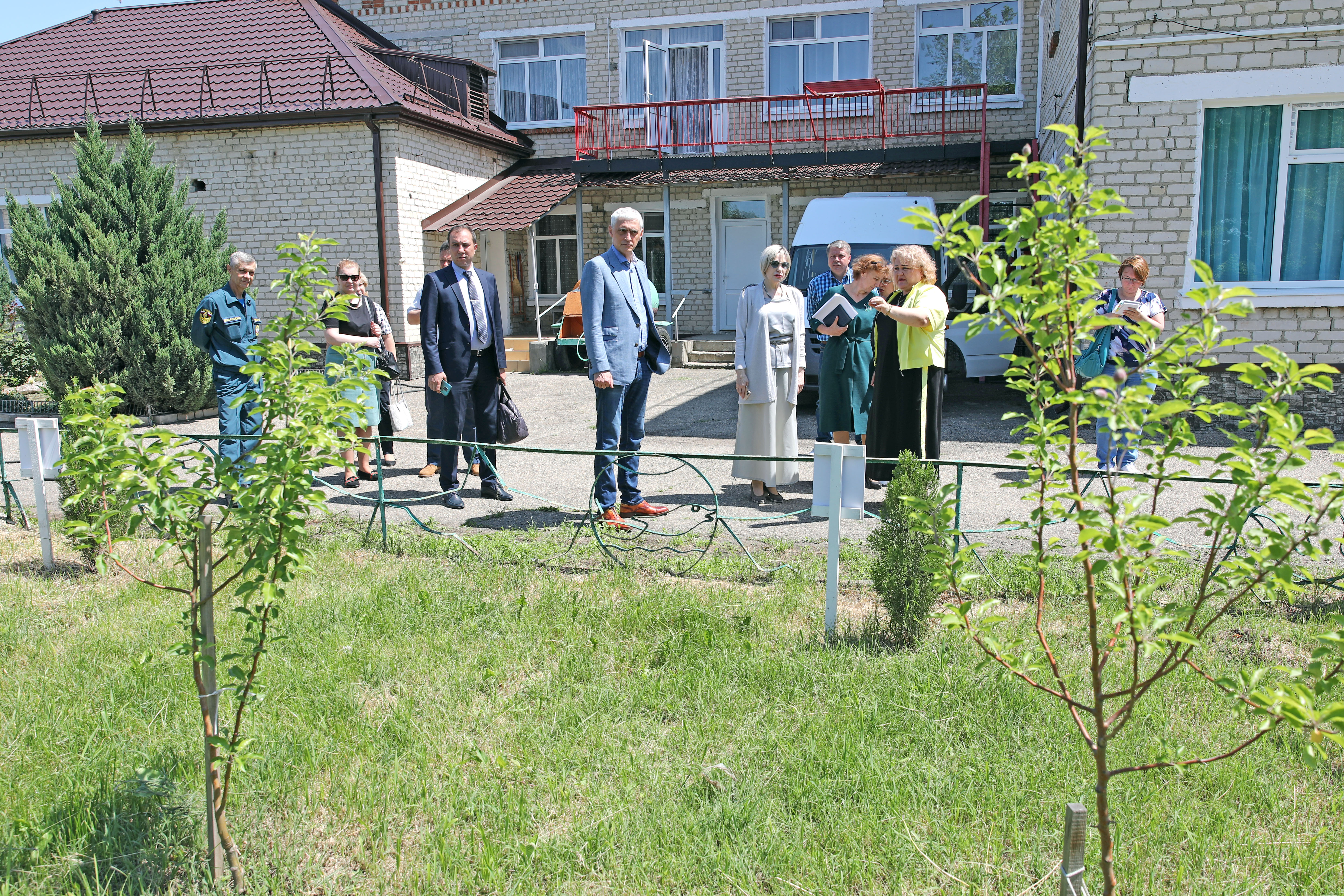 Успешные практики социальной адаптации детей-сирот представили депутатам