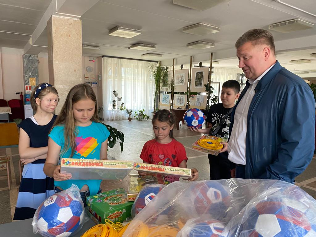 Краевые депутаты поздравили юных жителей региона с праздником детства