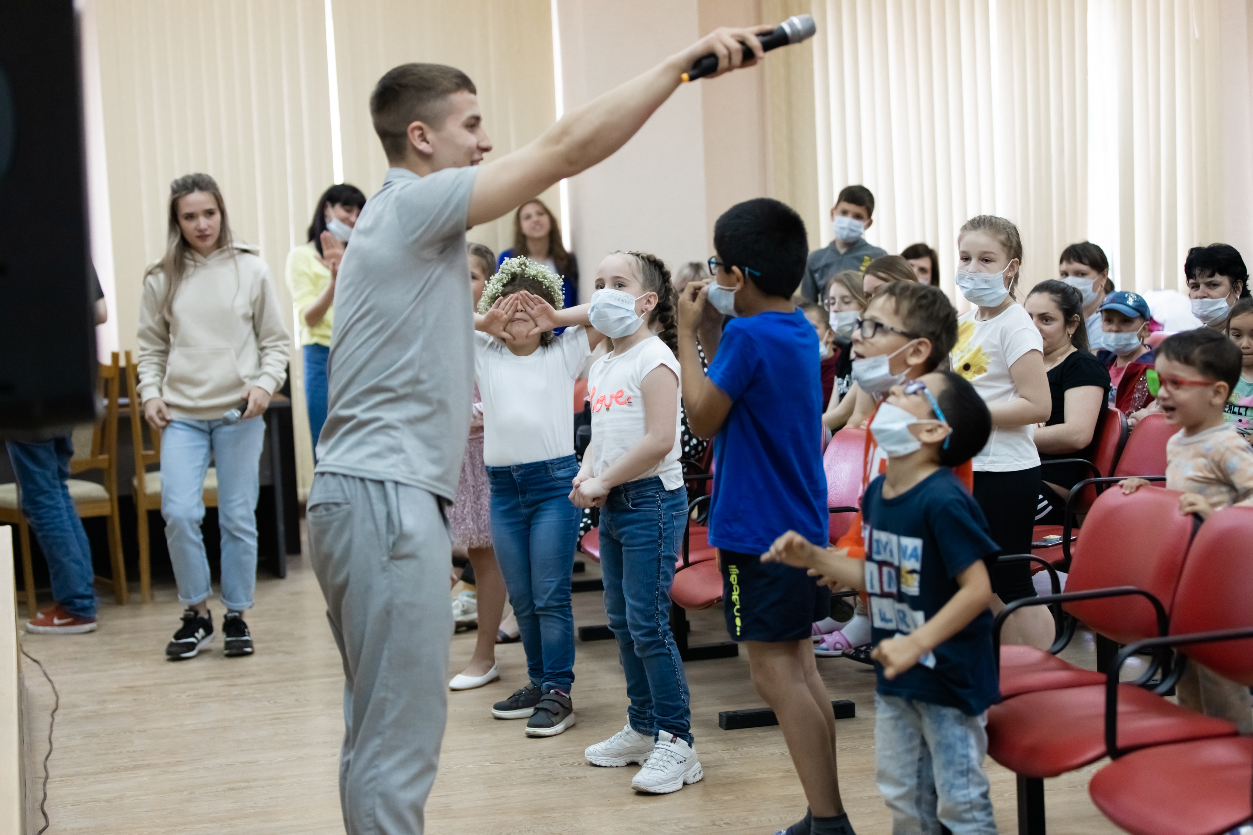 Маленьким пациентам крайбольницы подарили праздник