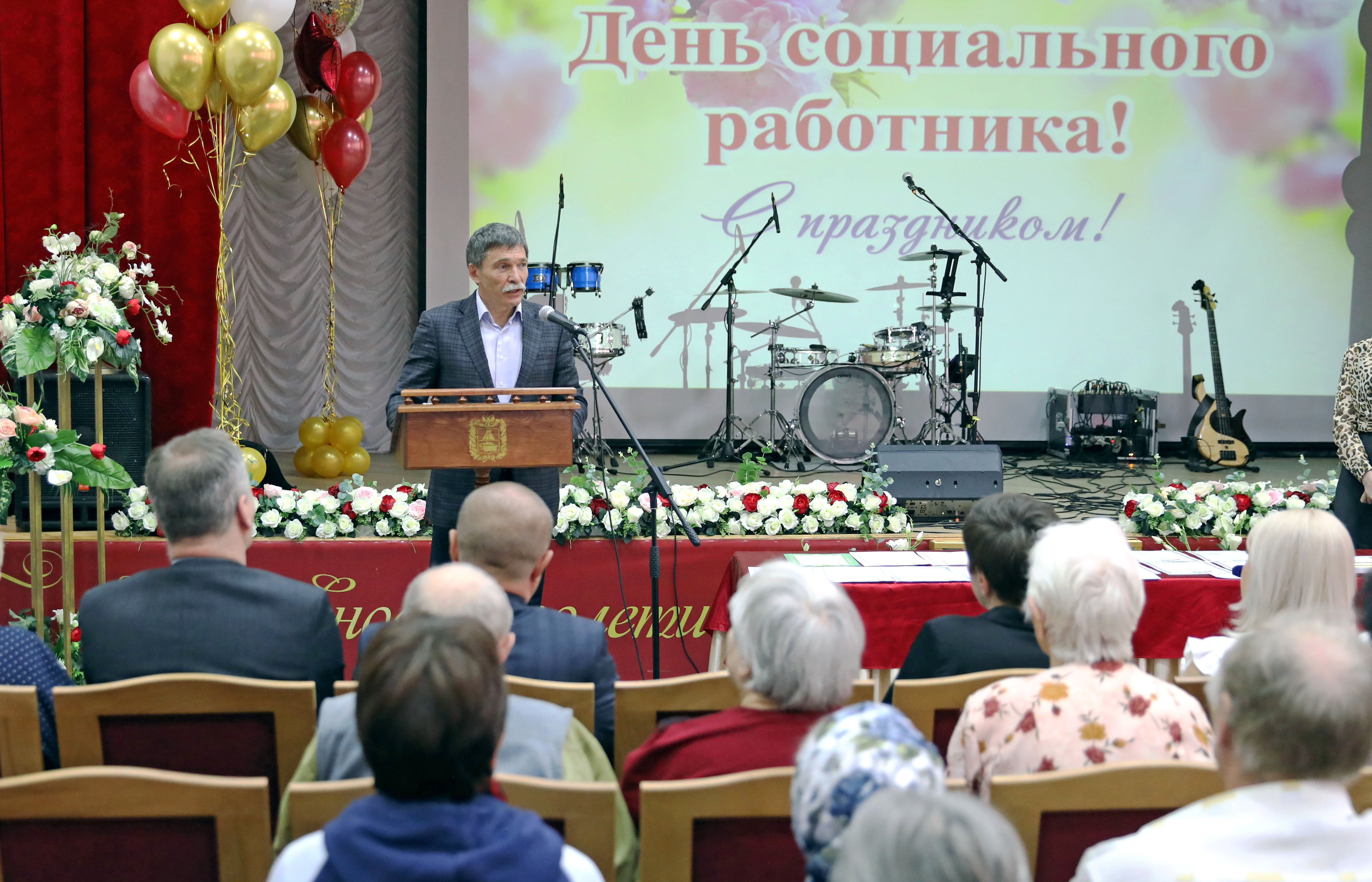 Первый вице-спикер Думы поздравил соцработников с профессиональным праздником