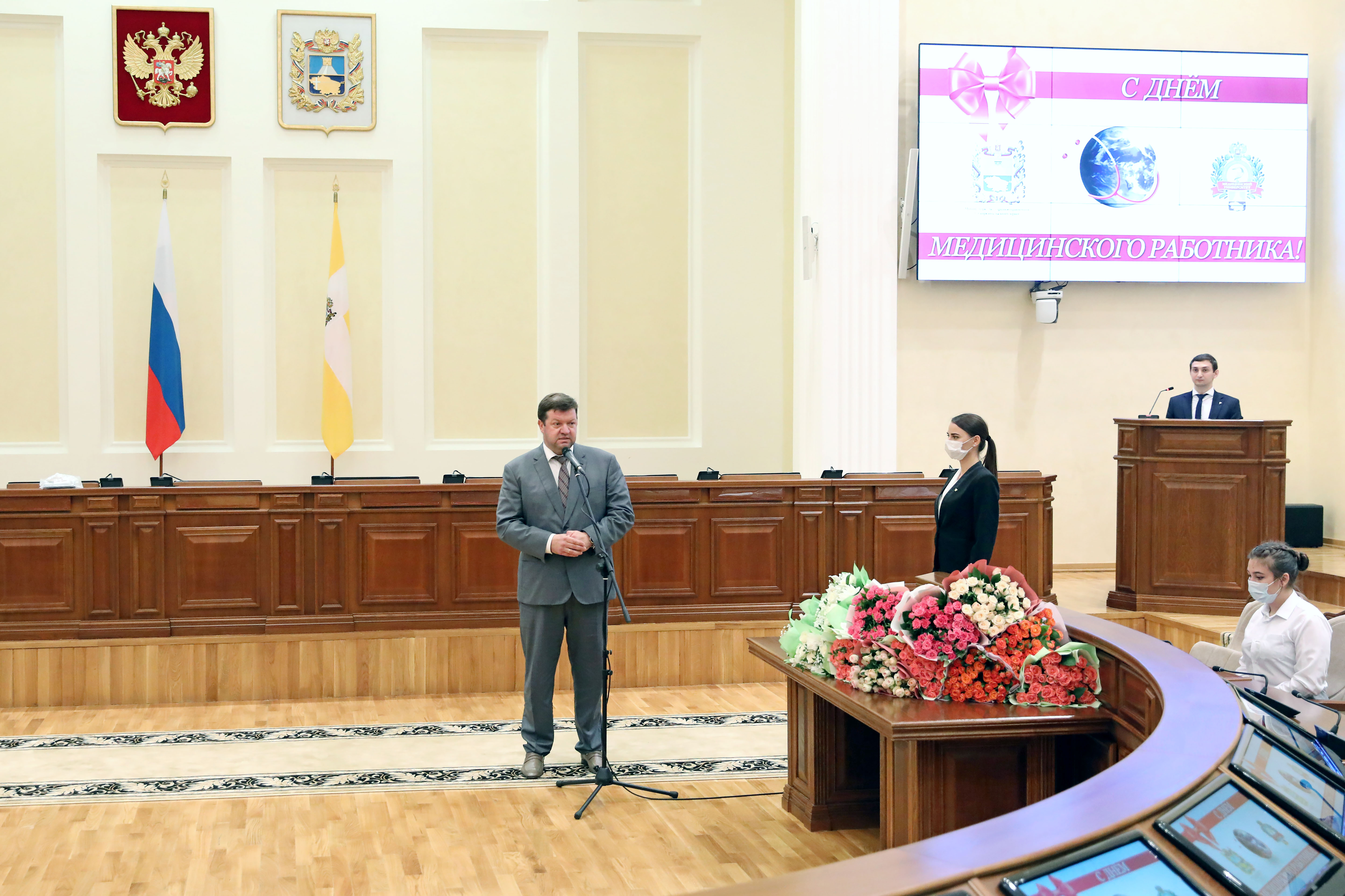 Спикер Думы Ставрополья вручил награды медицинским работникам региона
