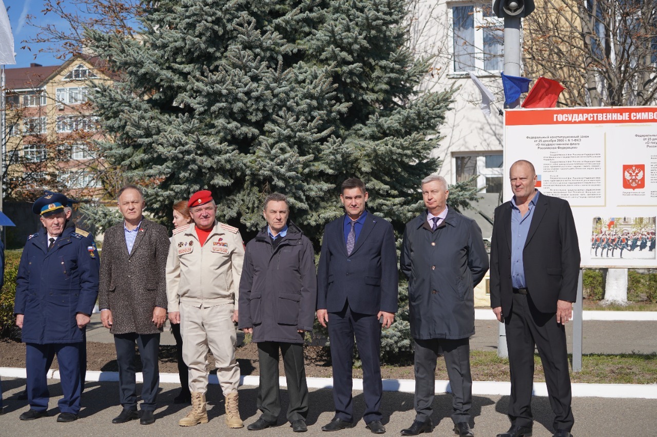 Гвардейскому десантно-штурмовому кавказскому казачьему полку вручен вымпел министра обороны