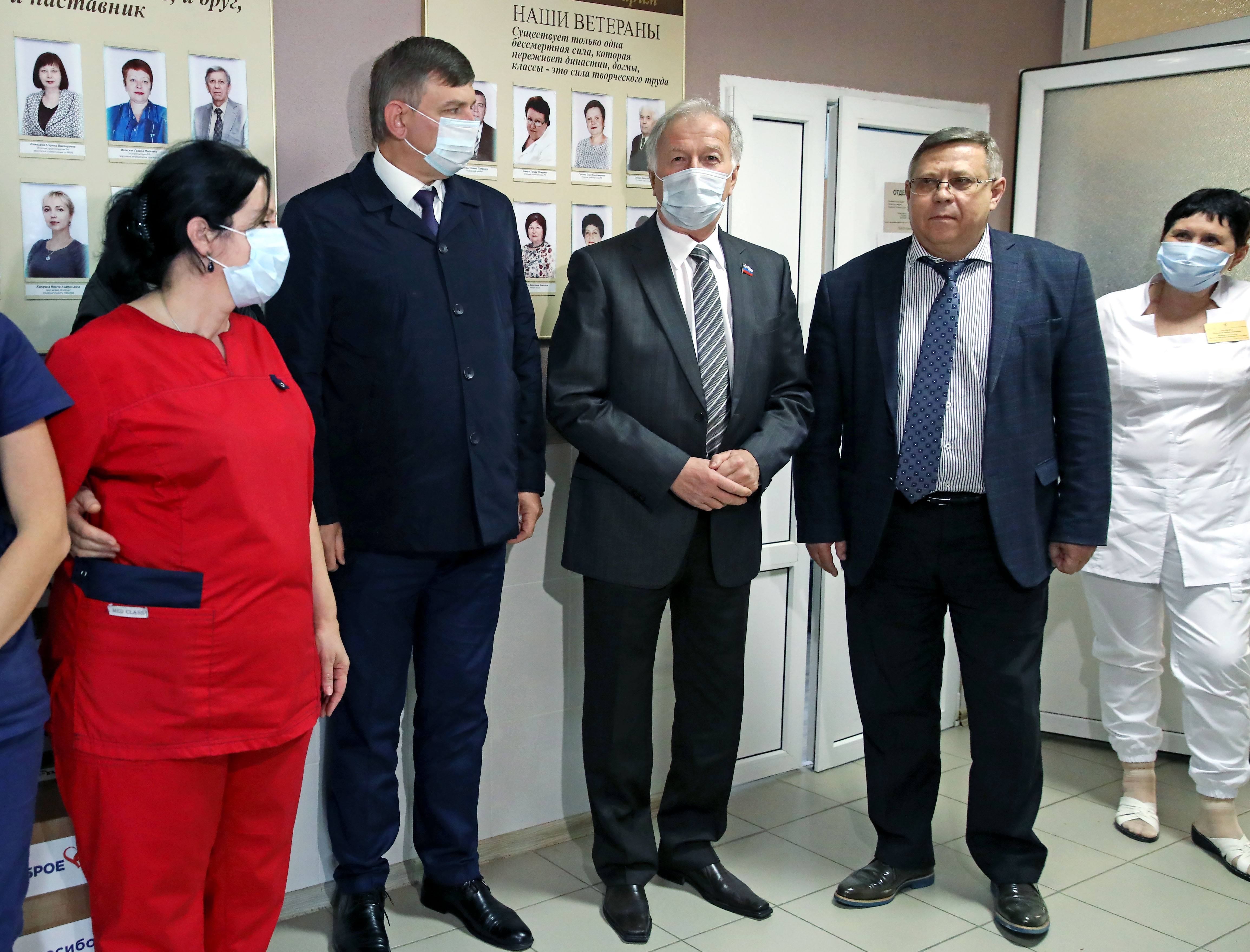 Николай Великдань передал продуктовые наборы медикам, работающим в «красной зоне»