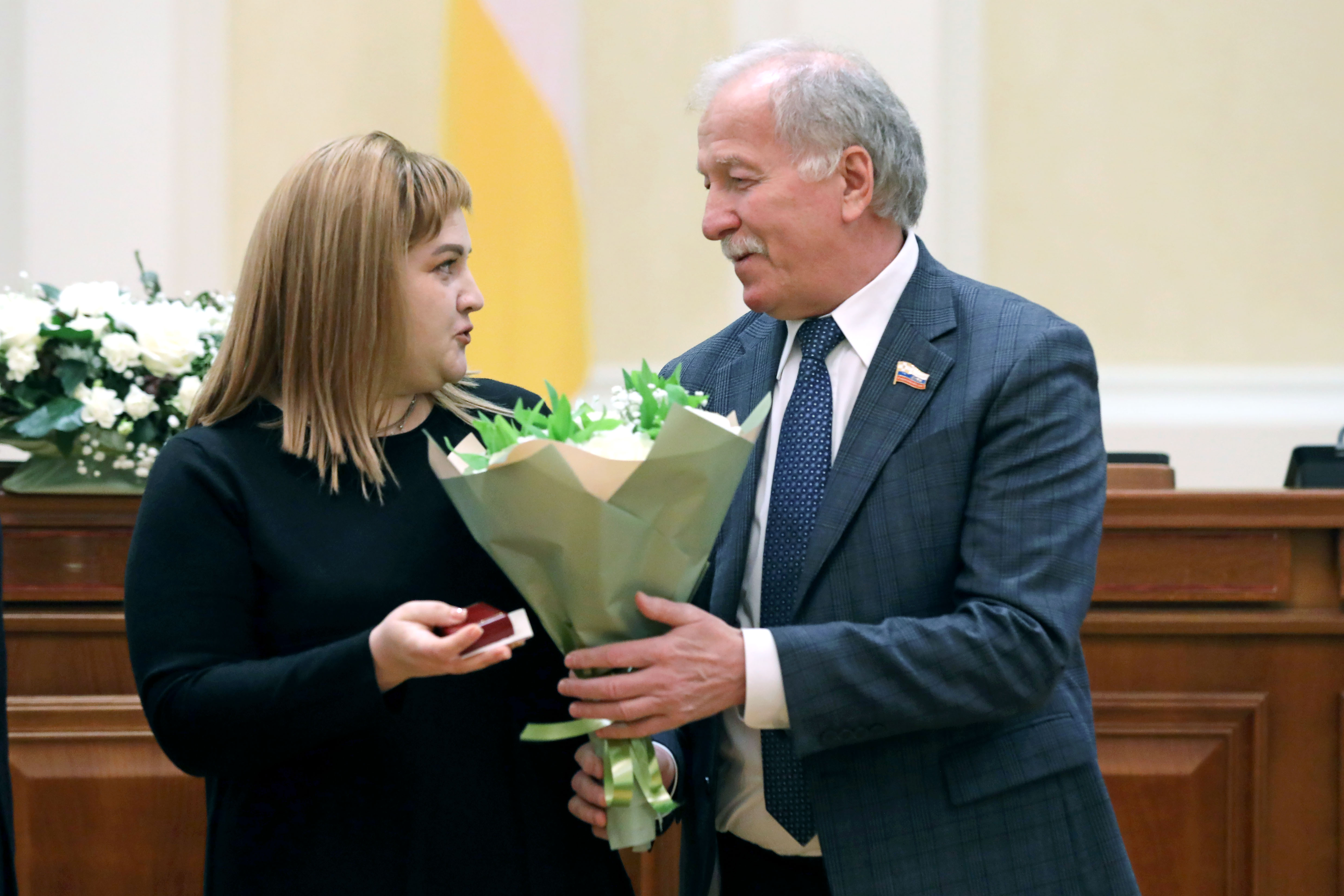 Председатель краевой Думы Николай Великдань вручил медали «Материнская слава»