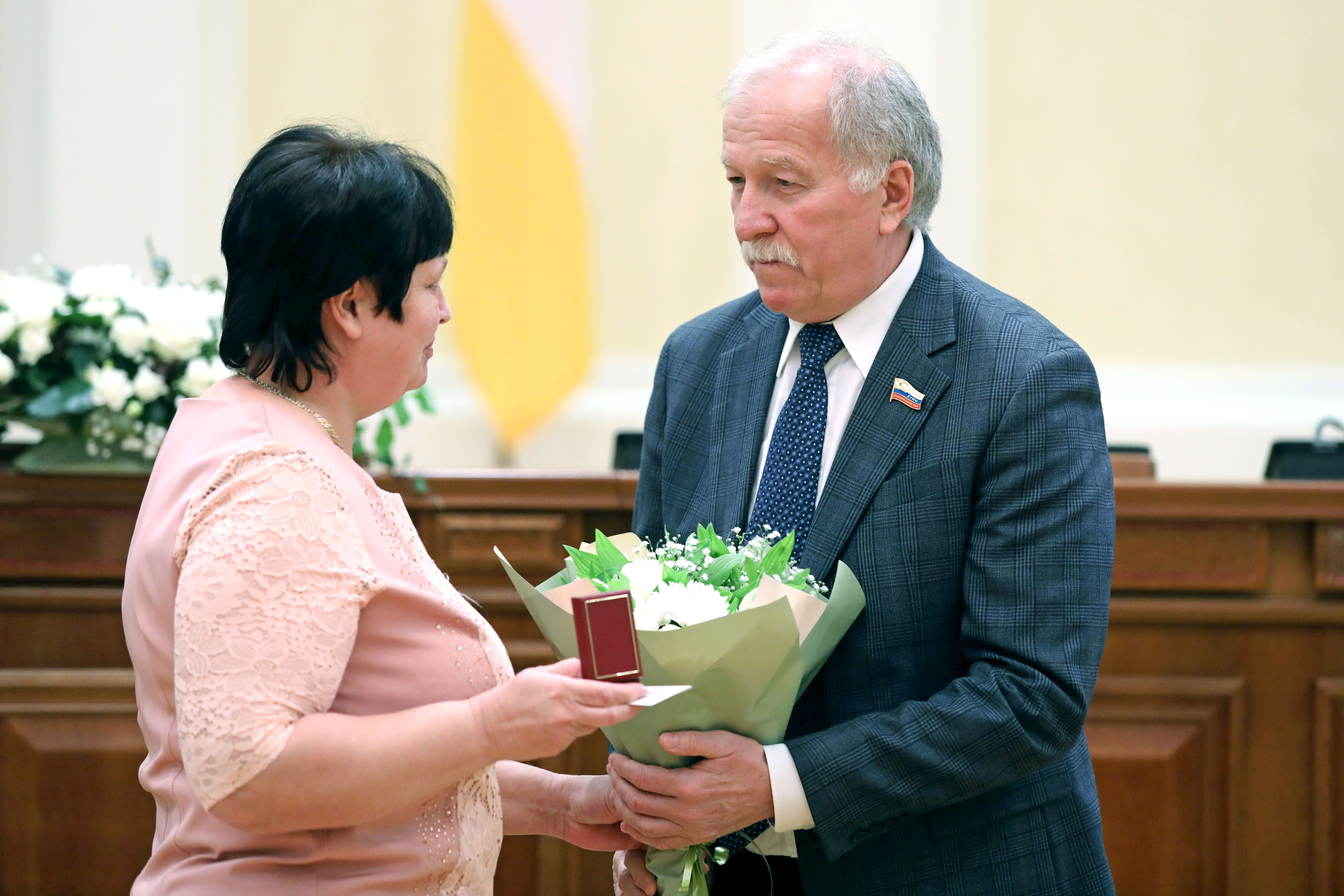 Председатель краевой Думы Николай Великдань вручил медали «Материнская слава»