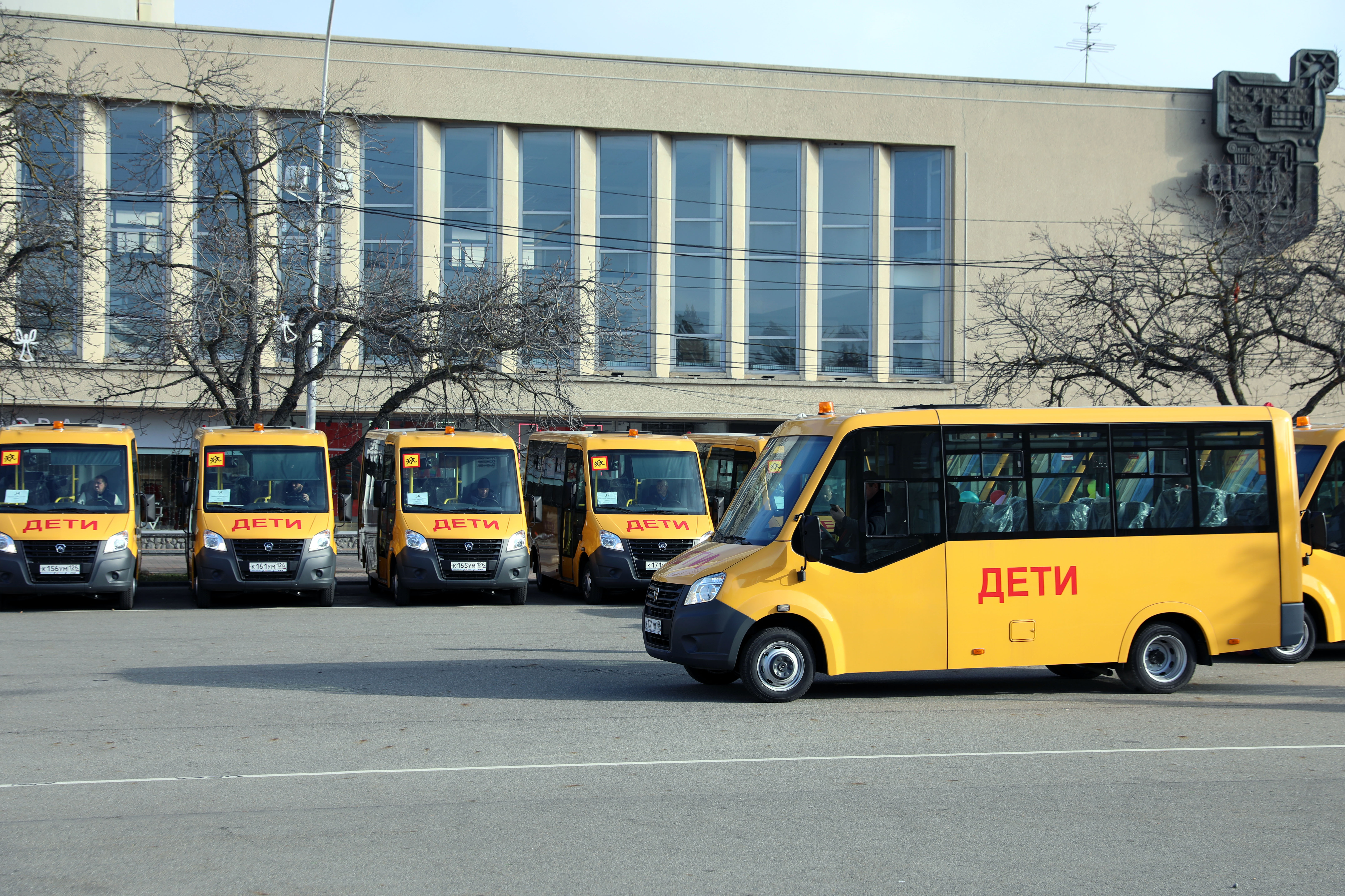 Школы Ставрополья получили 50 новых автобусов
