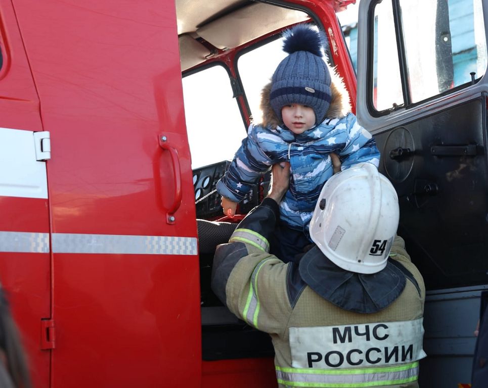 Председатель Думы Николай Великдань передал подарки участникам акции «Ёлка желаний»