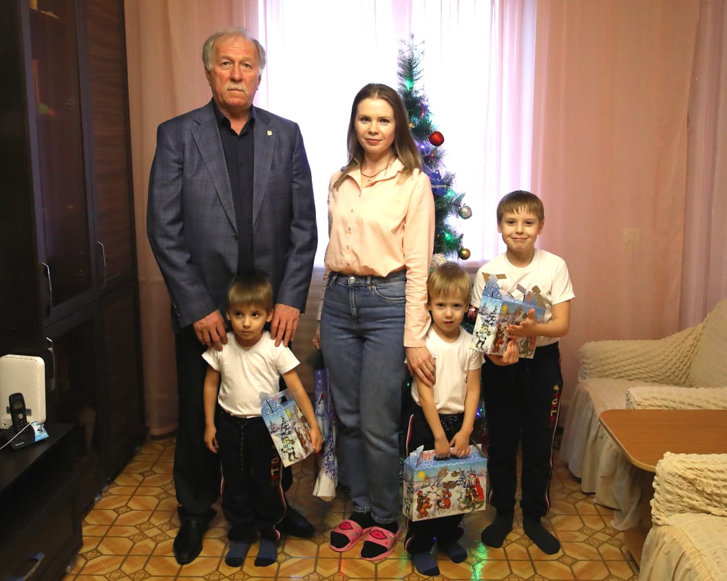 Николай Великдань передал новогодние подарки многодетным семьям Труновского округа