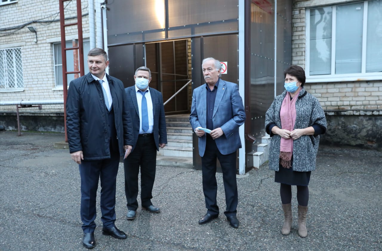Николай Великдань передал новогодние подарки многодетным семьям Труновского округа