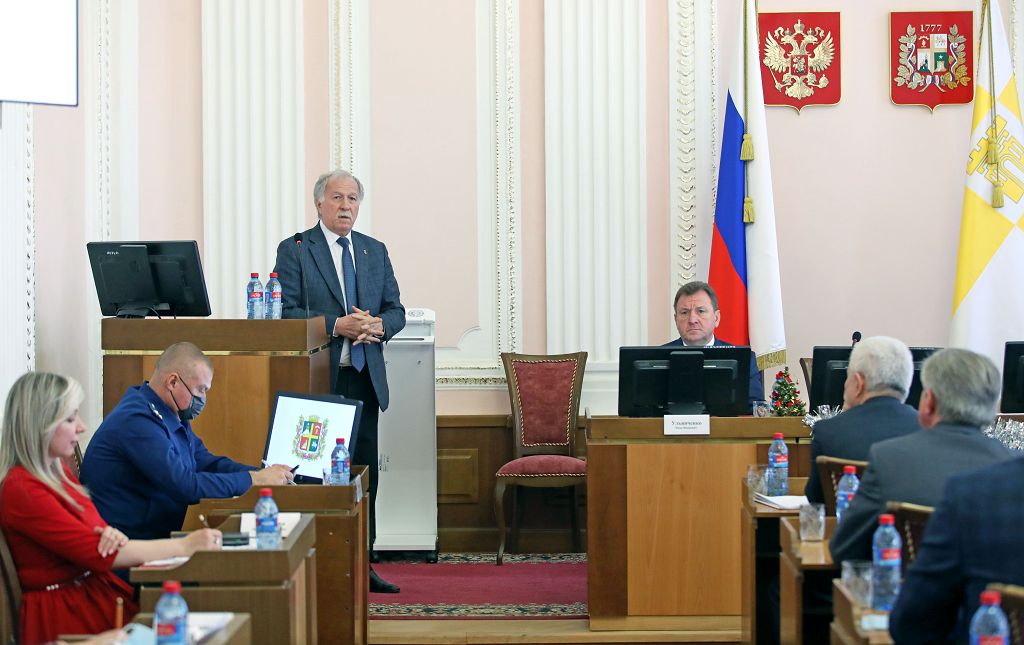 Николай Великдань предложил муниципальным депутатам чаще выступать с законодательными инициативами