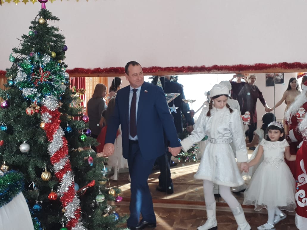 К новогодним праздникам дети получили подарки от депутатов краевой Думы