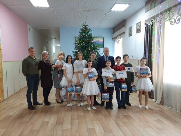 К новогодним праздникам дети получили подарки от депутатов краевой Думы
